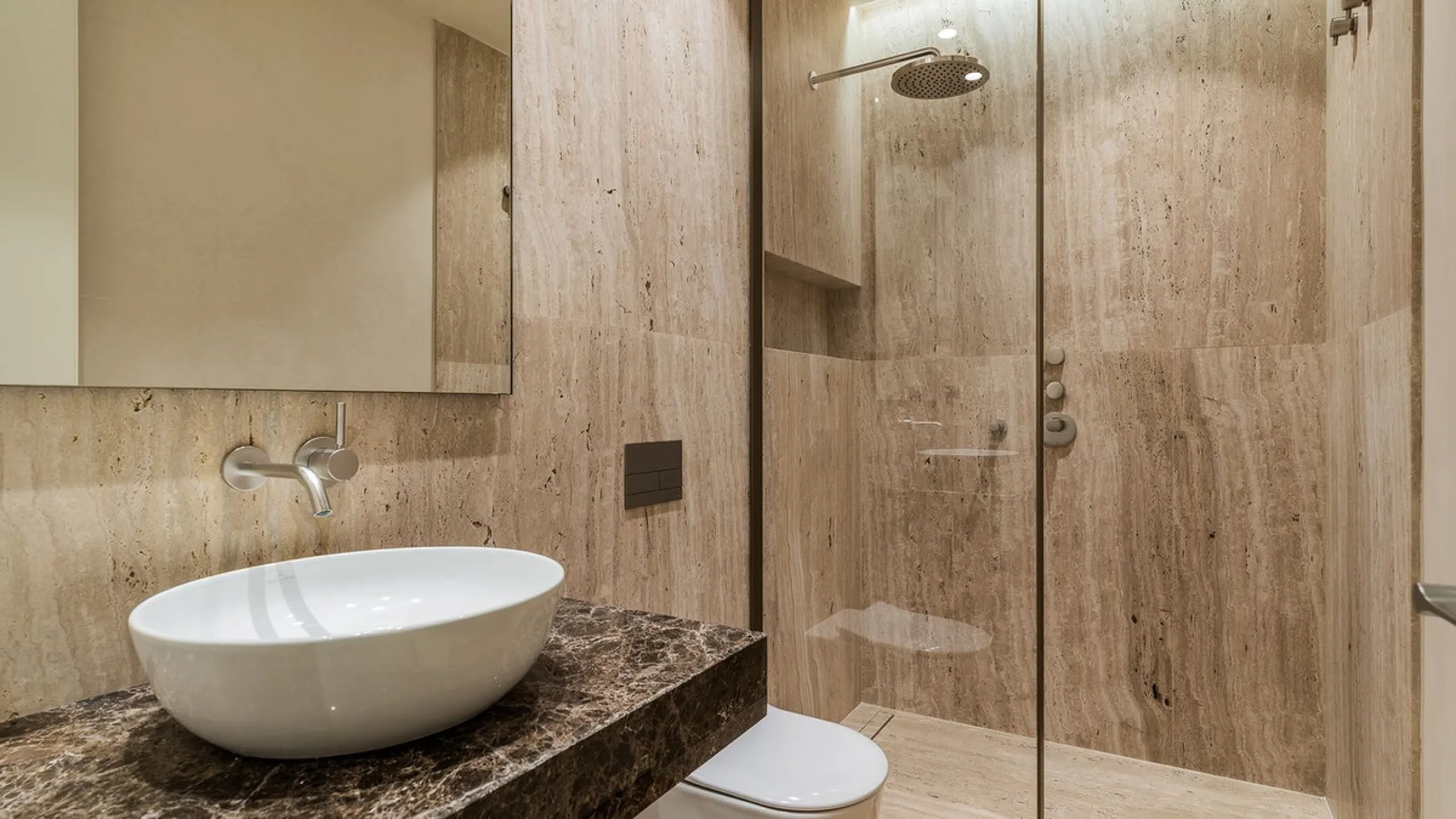 We are pleased to introduce this luxurious ground floor duplex apartment with stunning sea and mountain views in the prestigious EPIC Marbella complex, Phase 2.