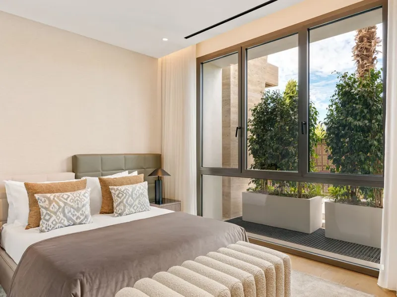 We are pleased to introduce this luxurious ground floor duplex apartment with stunning sea and mountain views in the prestigious EPIC Marbella complex, Phase 2.