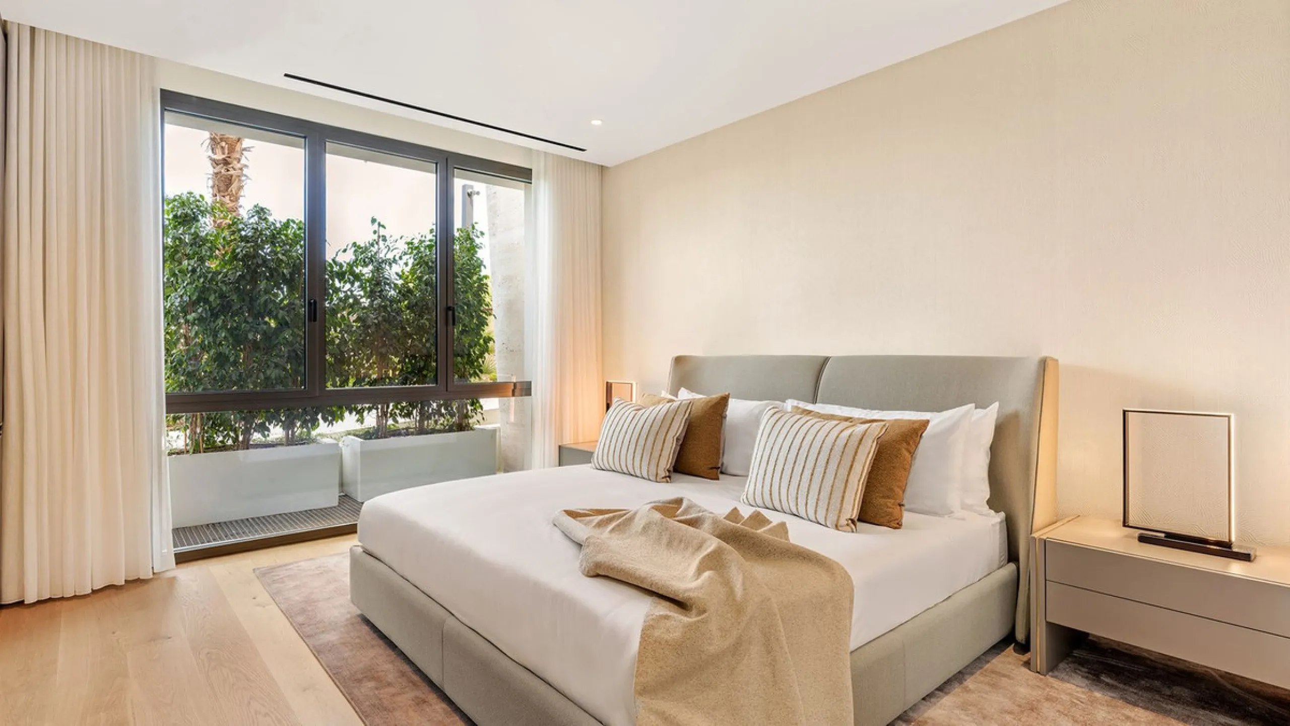 We are pleased to introduce this luxurious ground floor duplex apartment with stunning sea and mountain views in the prestigious EPIC Marbella complex, Phase 2.