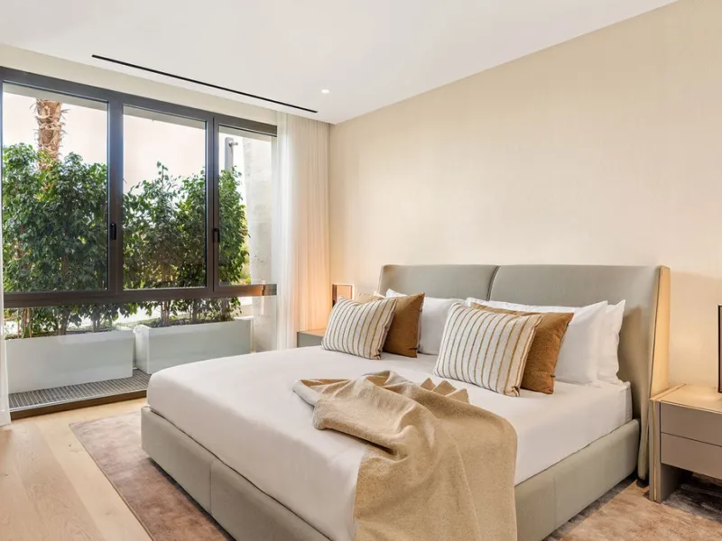 We are pleased to introduce this luxurious ground floor duplex apartment with stunning sea and mountain views in the prestigious EPIC Marbella complex, Phase 2.