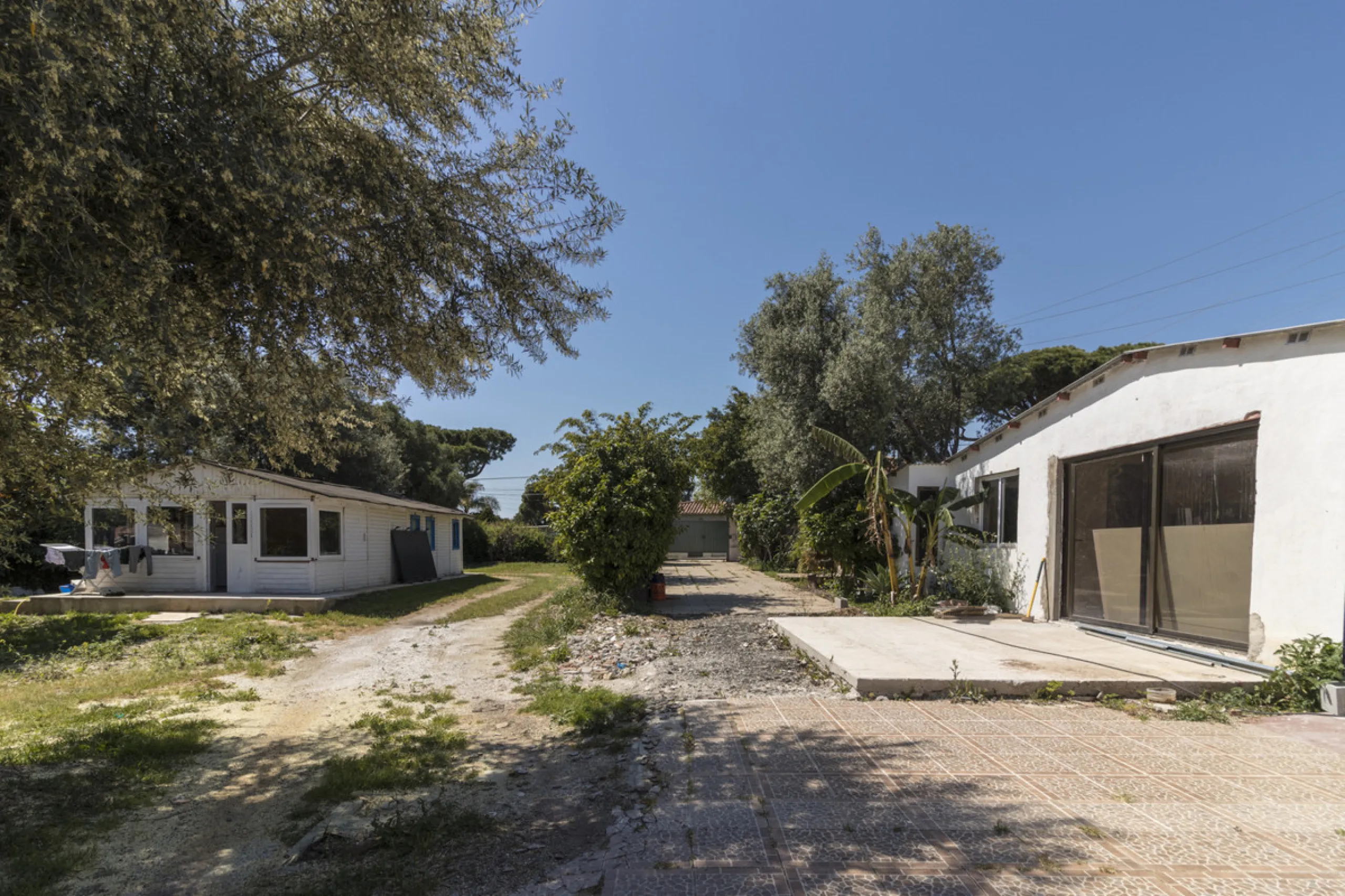 Have you dreamed of acquiring a spacious plot with several homes to invest in?