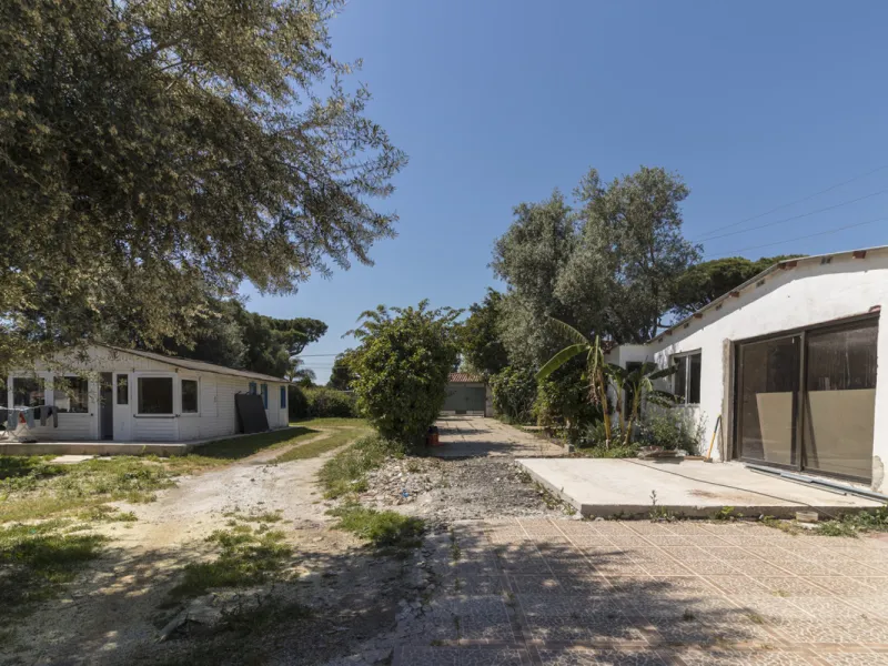 Have you dreamed of acquiring a spacious plot with several homes to invest in?