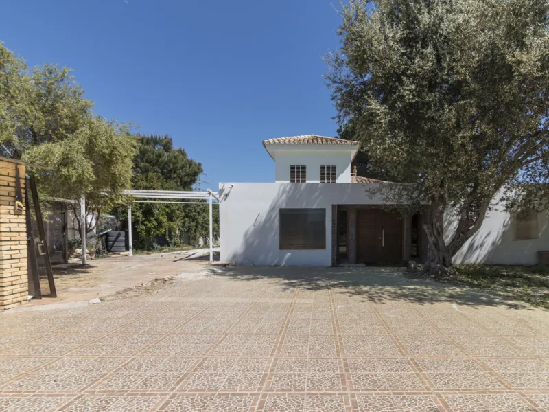 Have you dreamed of acquiring a spacious plot with several homes to invest in?