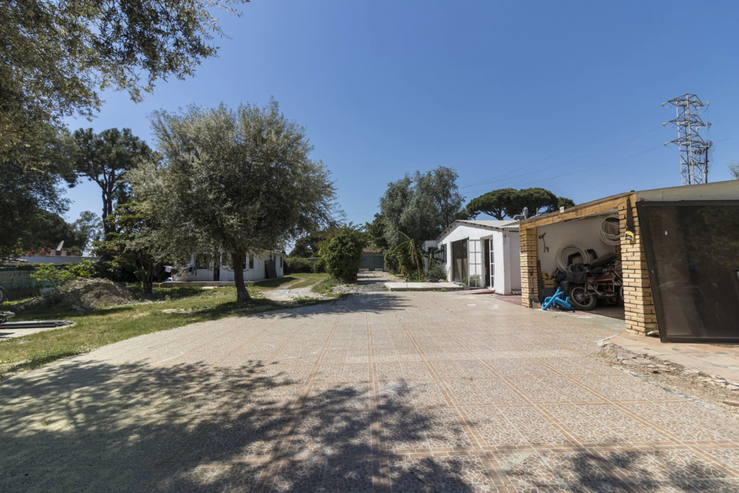 Have you dreamed of acquiring a spacious plot with several homes to invest in?