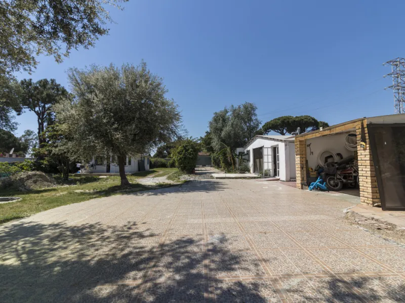 Have you dreamed of acquiring a spacious plot with several homes to invest in?