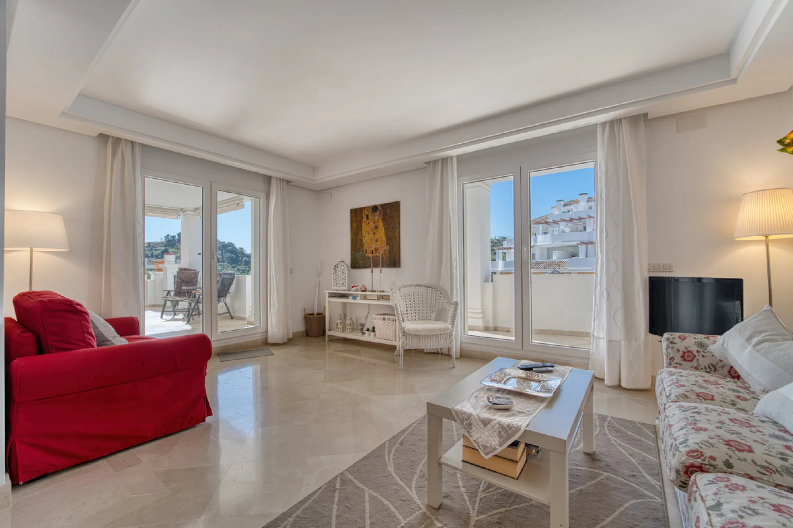 Apartment - Middle Floor Apartment в продаже в Marbella, Málaga. В доме 2 спален и 4 ванных комнат. Площадь дома 154 м²