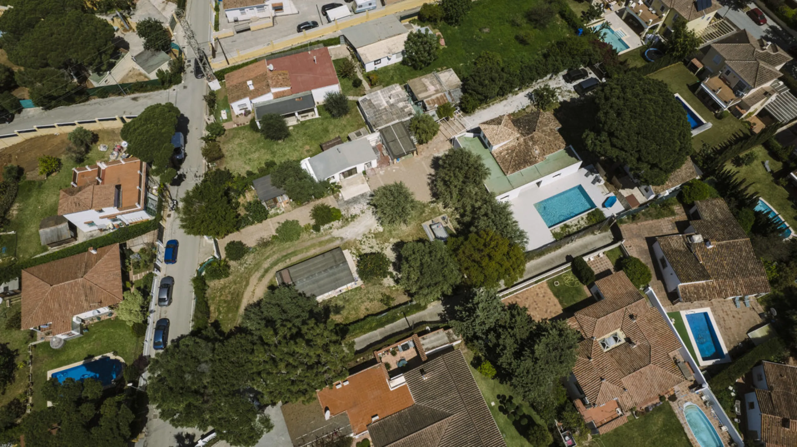 Have you dreamed of acquiring a spacious plot with several homes to invest in?