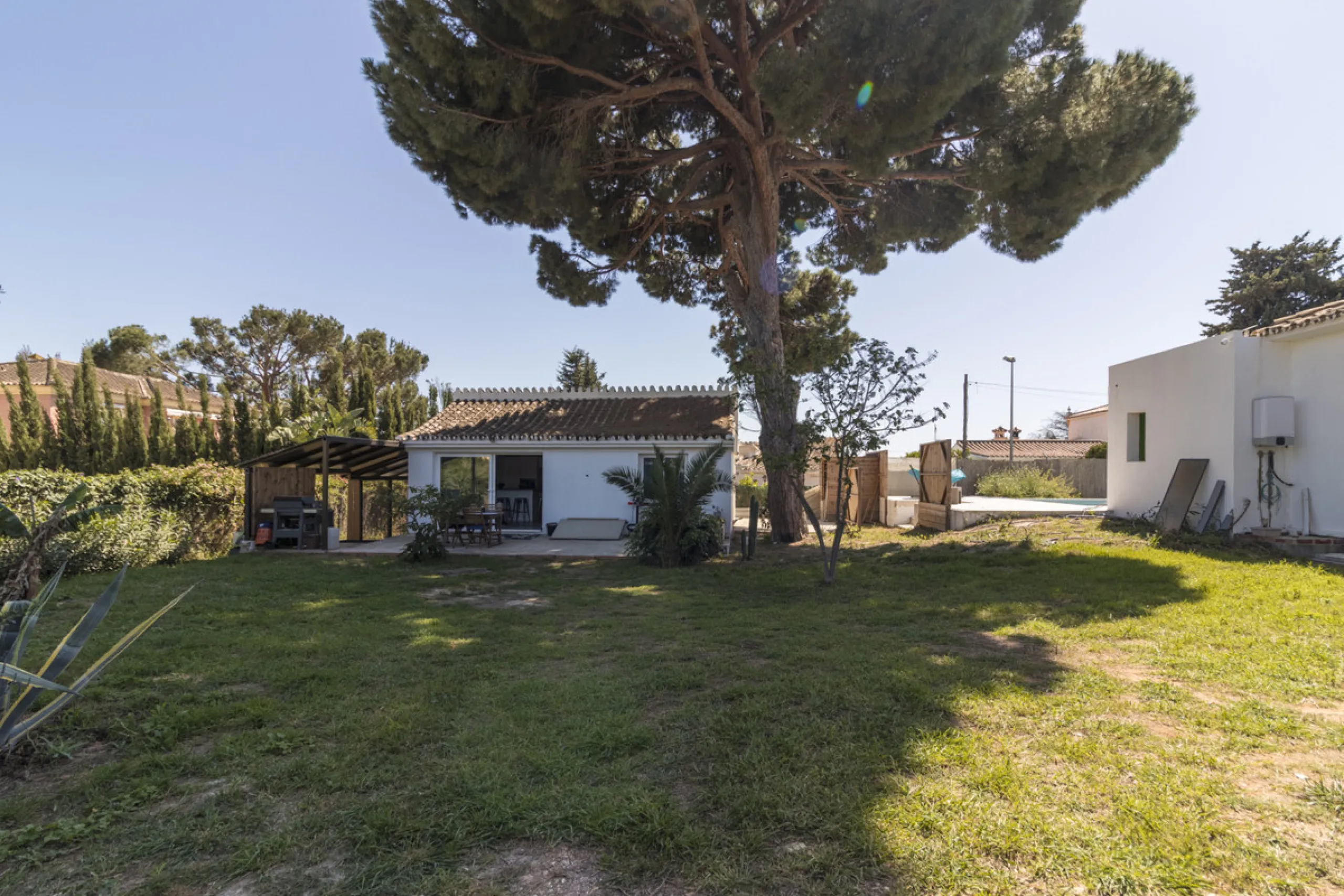 Have you dreamed of acquiring a spacious plot with several homes to invest in?