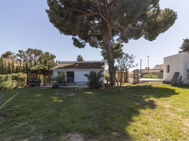 Have you dreamed of acquiring a spacious plot with several homes to invest in?