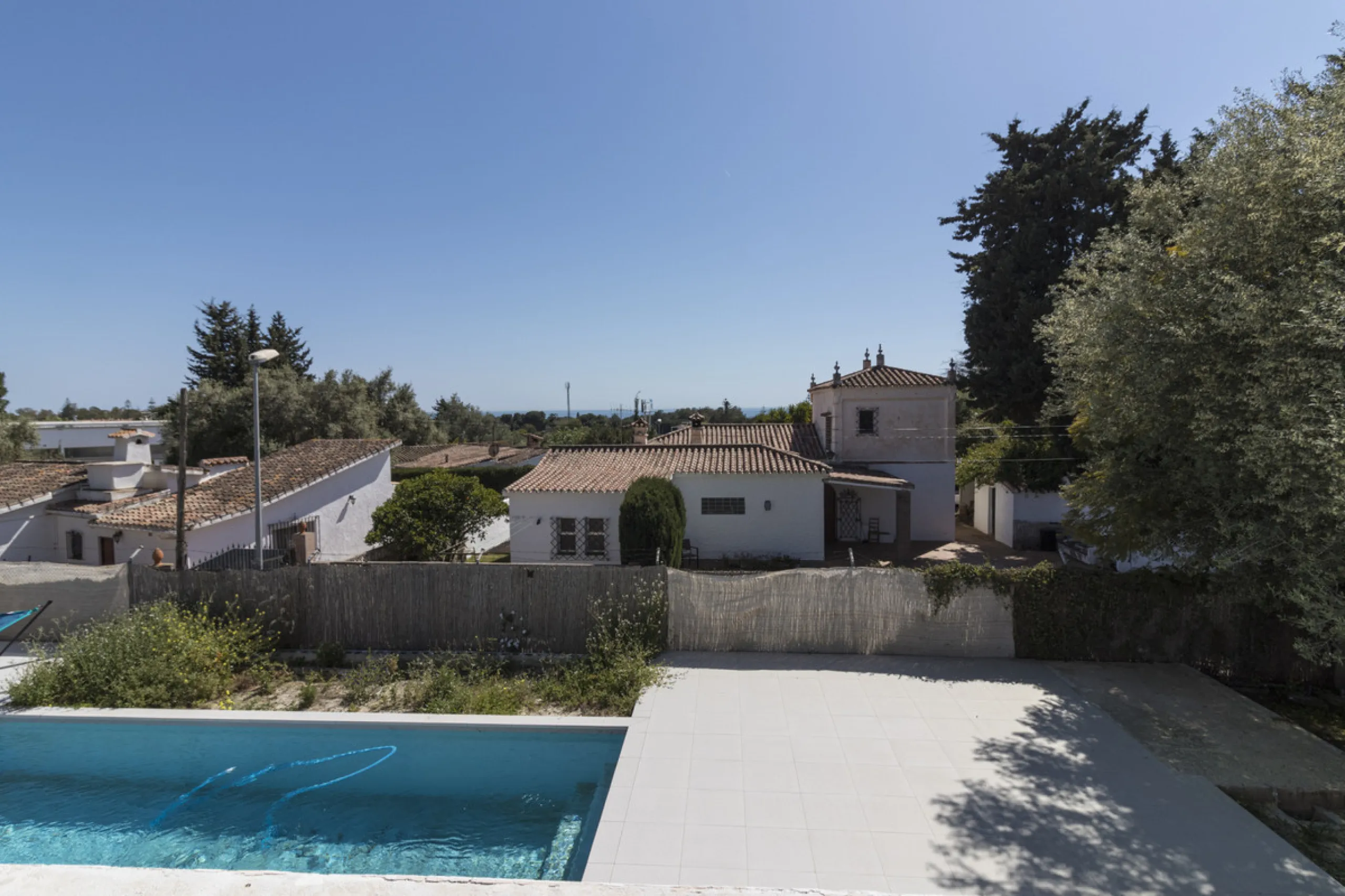 Have you dreamed of acquiring a spacious plot with several homes to invest in?