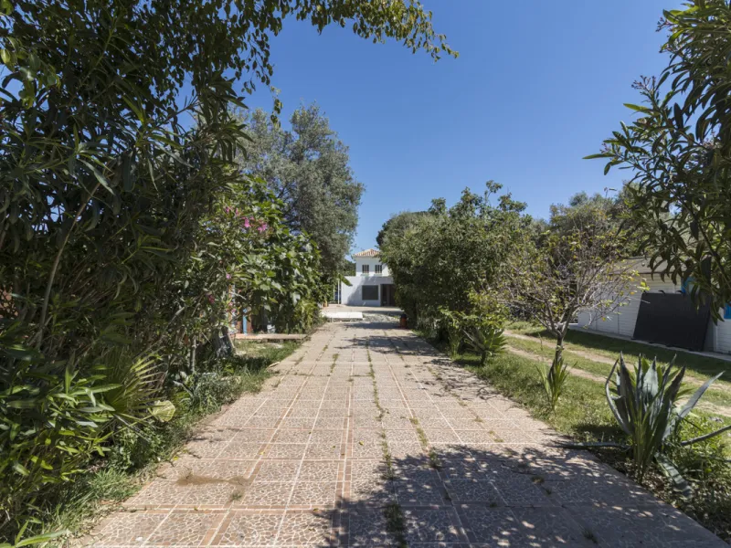 Have you dreamed of acquiring a spacious plot with several homes to invest in?