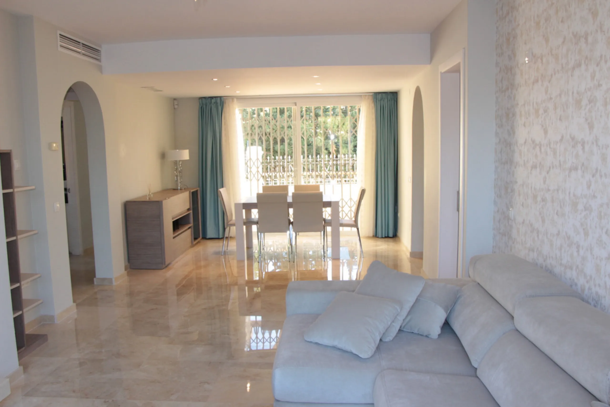 Apartment - Middle Floor Apartment в продаже в Marbella, Málaga. В доме 2 спален и 3 ванных комнат. Площадь дома 120 м²
