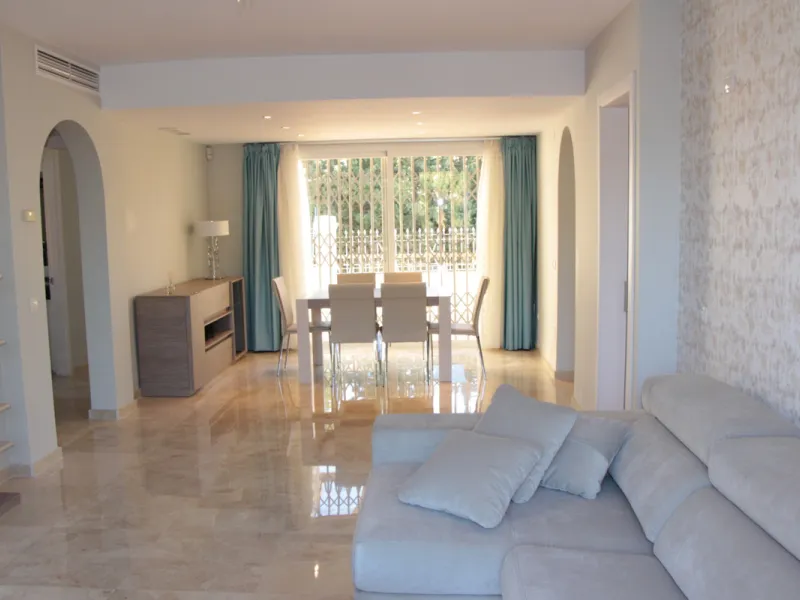 Amazing property in Artola Alta, a highly demanded area around Cabopino Golf within only 10 min drive to the city of Marbella. This is a small cozy complex of only 25 units conveniently located within an easy walking distance to marina, dunes and one of t