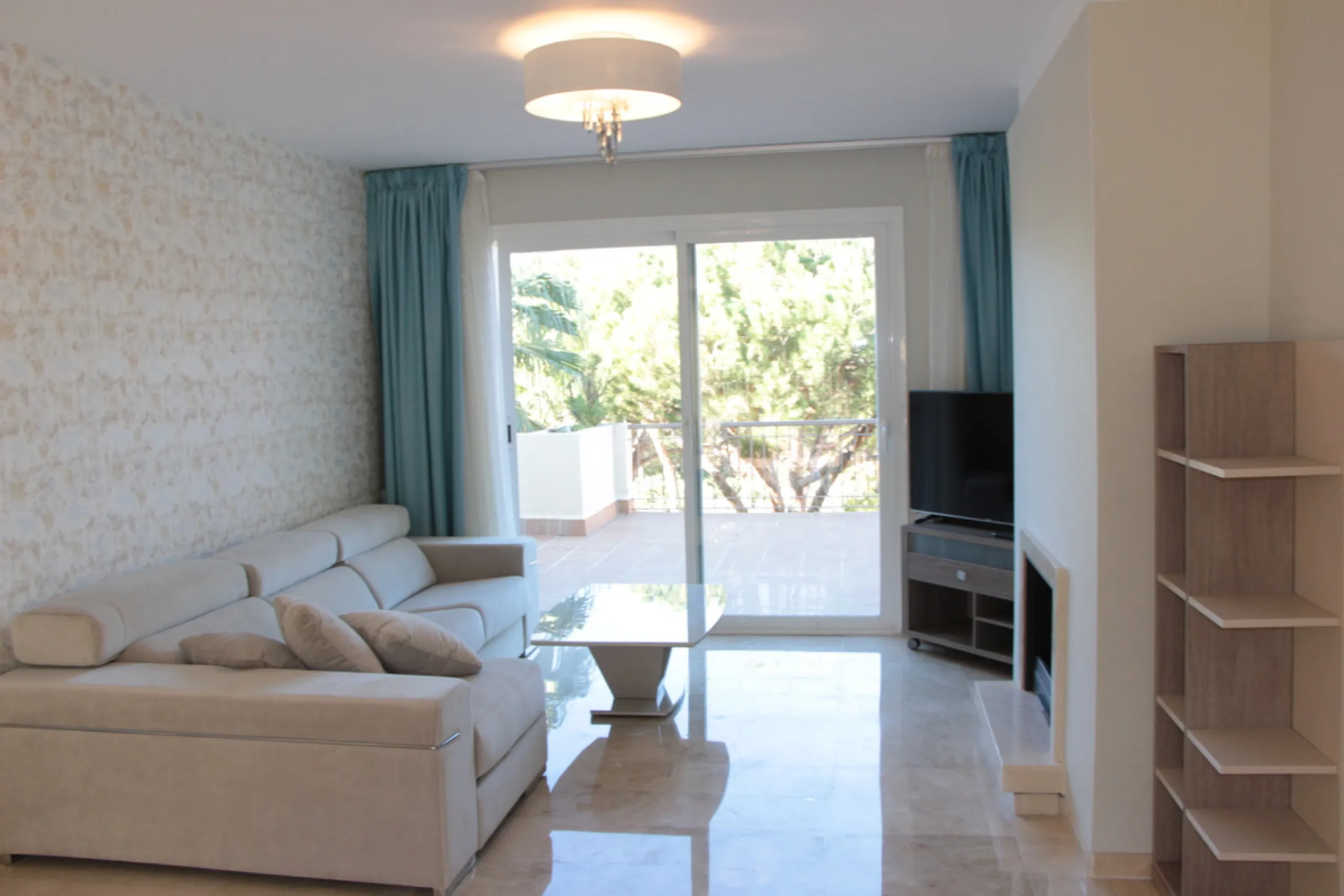 Apartment - Middle Floor Apartment в продаже в Marbella, Málaga. В доме 2 спален и 3 ванных комнат. Площадь дома 120 м²