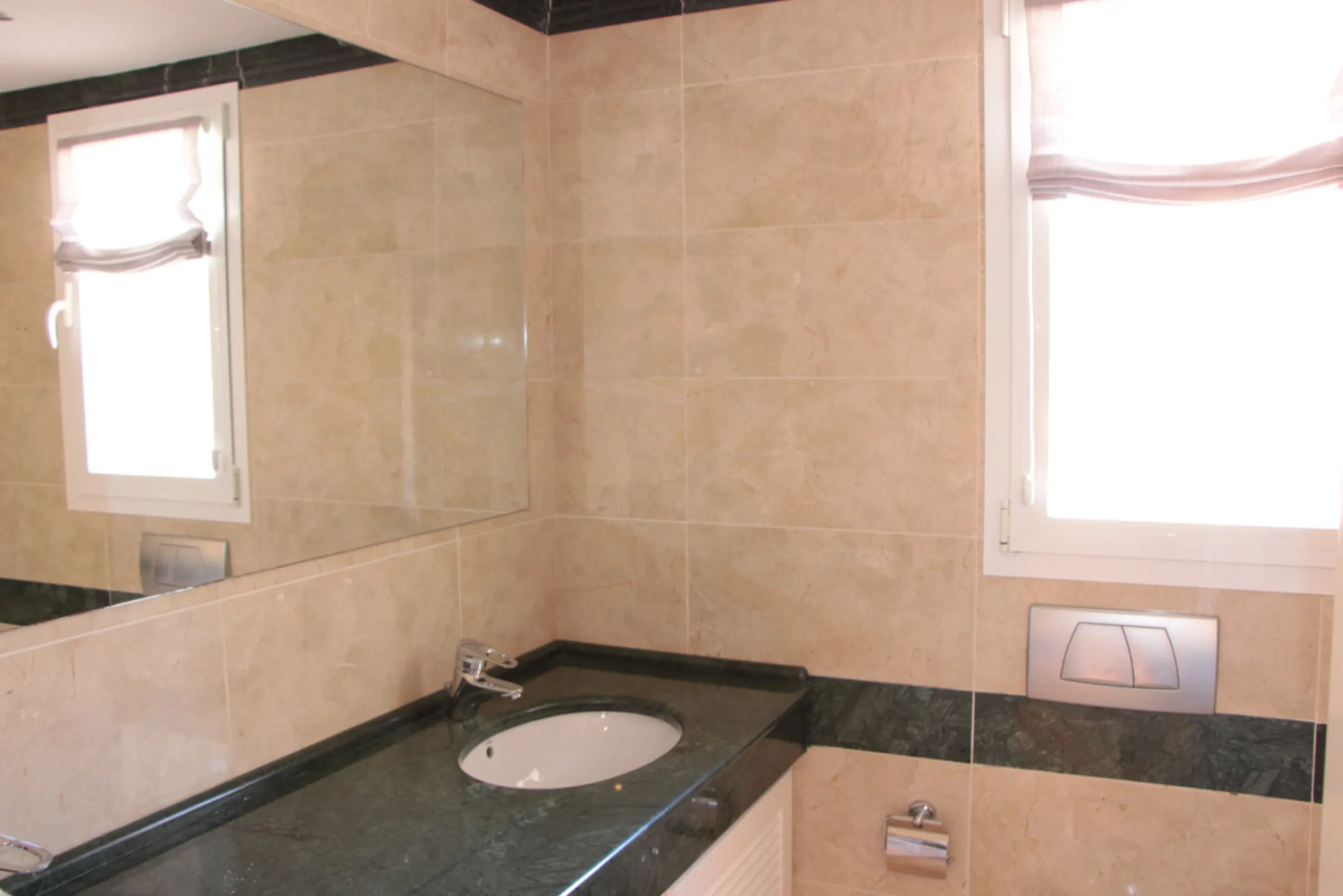 Apartment - Middle Floor Apartment в продаже в Marbella, Málaga. В доме 2 спален и 3 ванных комнат. Площадь дома 120 м²