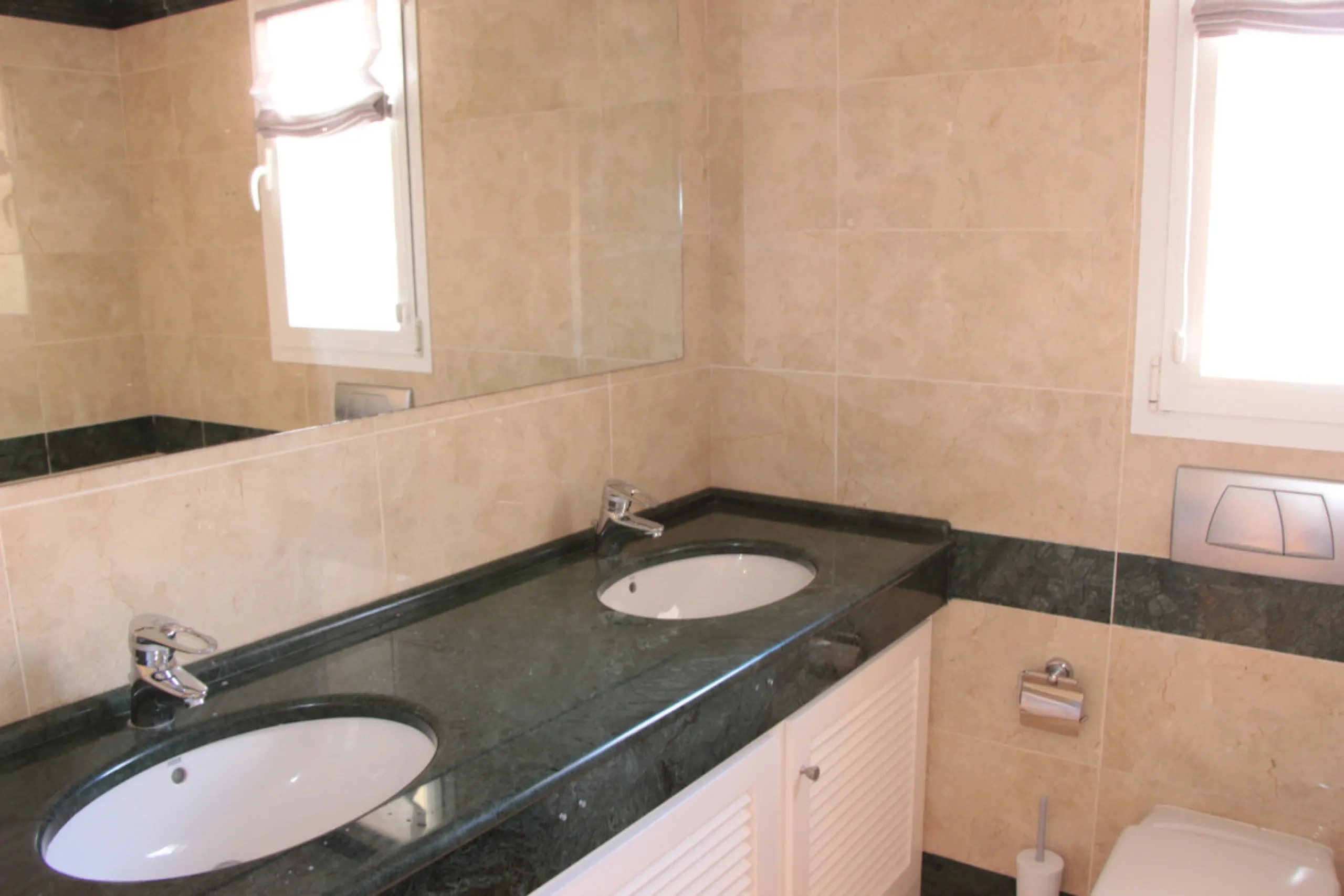 Apartment - Middle Floor Apartment в продаже в Marbella, Málaga. В доме 2 спален и 3 ванных комнат. Площадь дома 120 м²