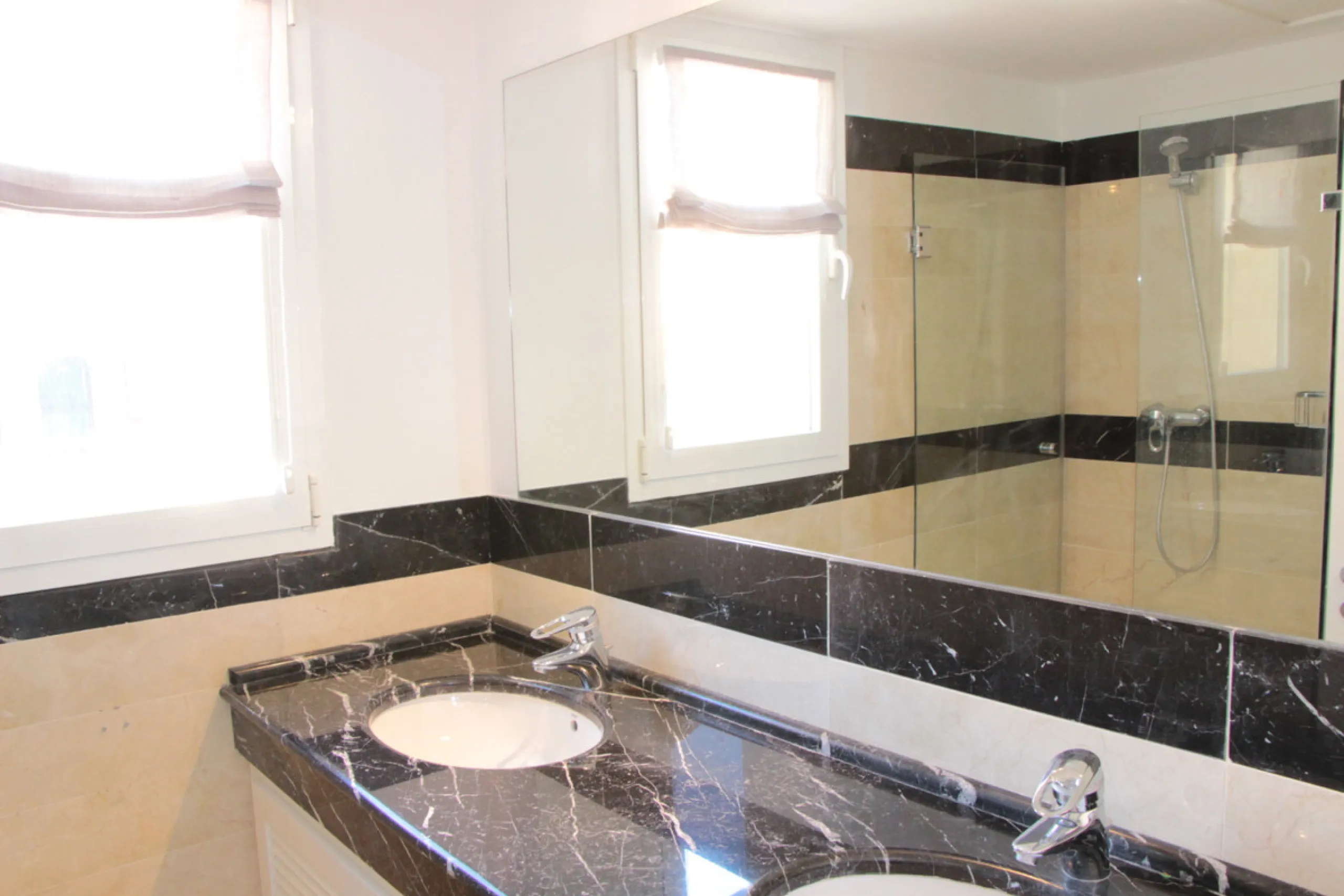 Apartment - Middle Floor Apartment в продаже в Marbella, Málaga. В доме 2 спален и 3 ванных комнат. Площадь дома 120 м²