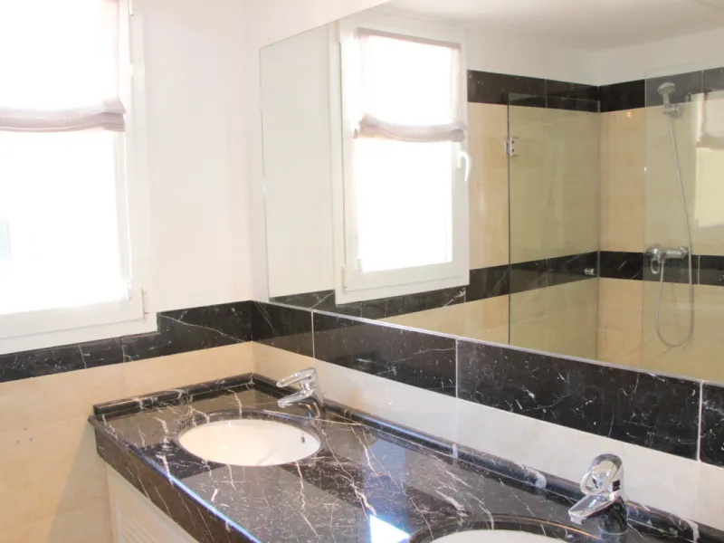 Apartment - Middle Floor Apartment в продаже в Marbella, Málaga. В доме 2 спален и 3 ванных комнат. Площадь дома 120 м²