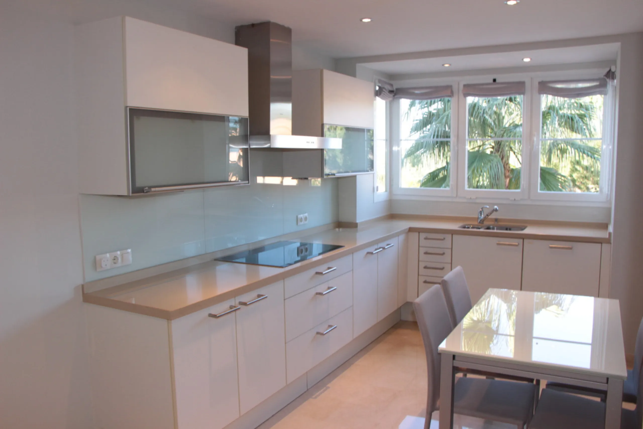 Apartment - Middle Floor Apartment в продаже в Marbella, Málaga. В доме 2 спален и 3 ванных комнат. Площадь дома 120 м²