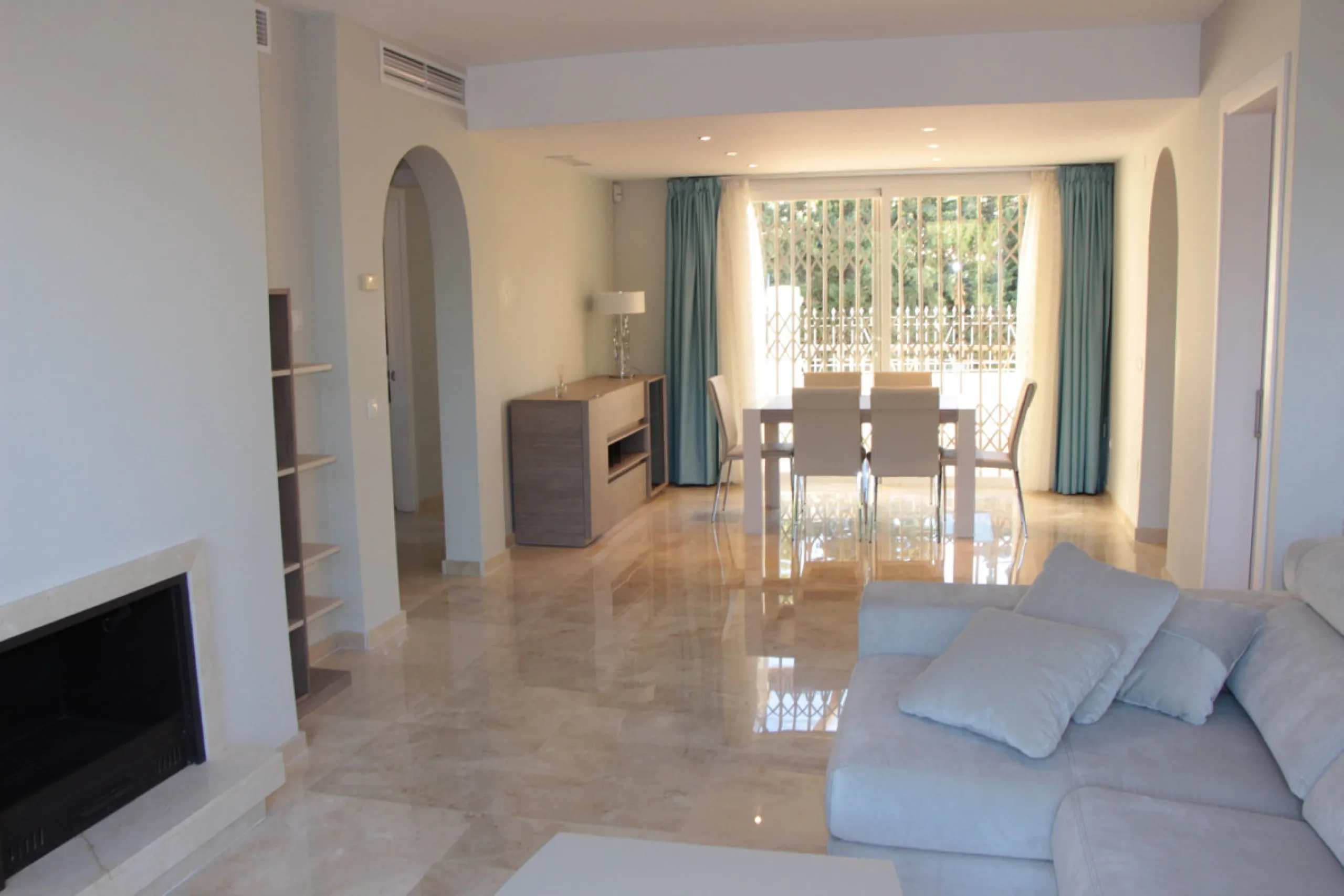 Apartment - Middle Floor Apartment в продаже в Marbella, Málaga. В доме 2 спален и 3 ванных комнат. Площадь дома 120 м²
