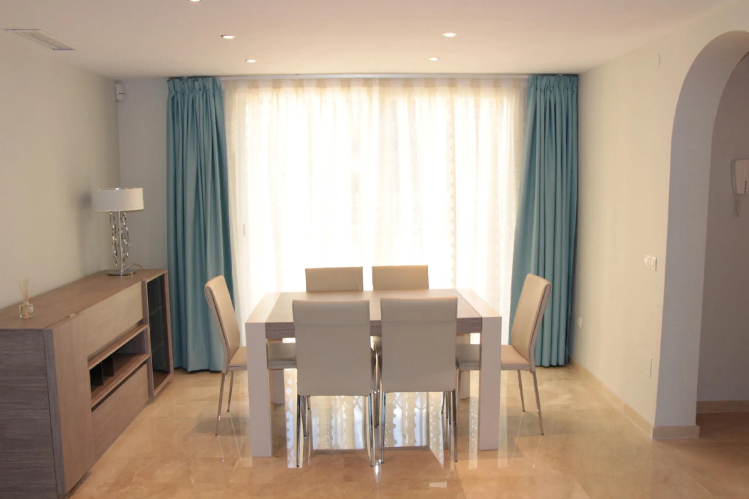 Apartment - Middle Floor Apartment в продаже в Marbella, Málaga. В доме 2 спален и 3 ванных комнат. Площадь дома 120 м²