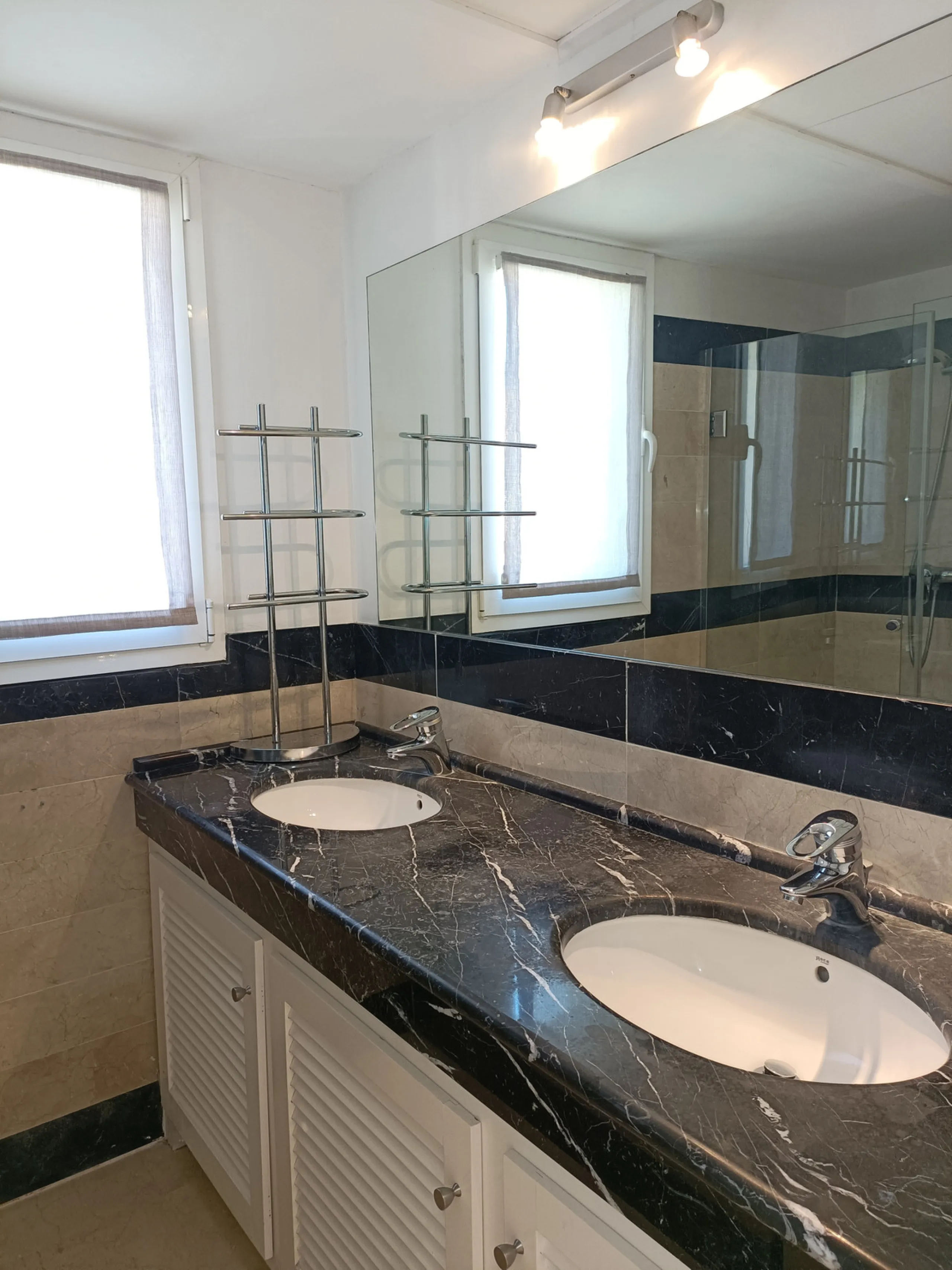Apartment - Middle Floor Apartment в продаже в Marbella, Málaga. В доме 2 спален и 3 ванных комнат. Площадь дома 120 м²