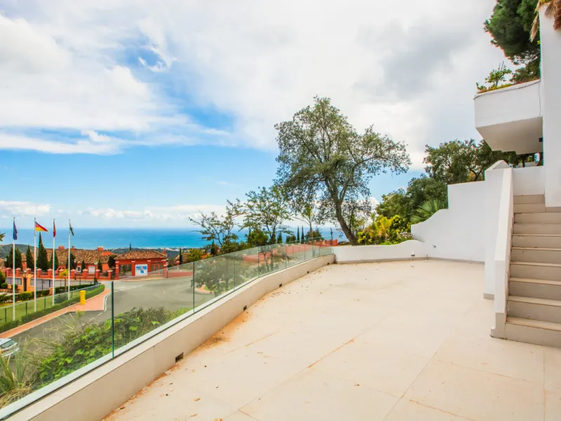 Discover luxury living in this expansive apartment located in La Mairena, boasting a south orientation for abundant natural light and warmth throughout the day. With its own private lift, accessing this exquisite property is effortless and exclusive.
