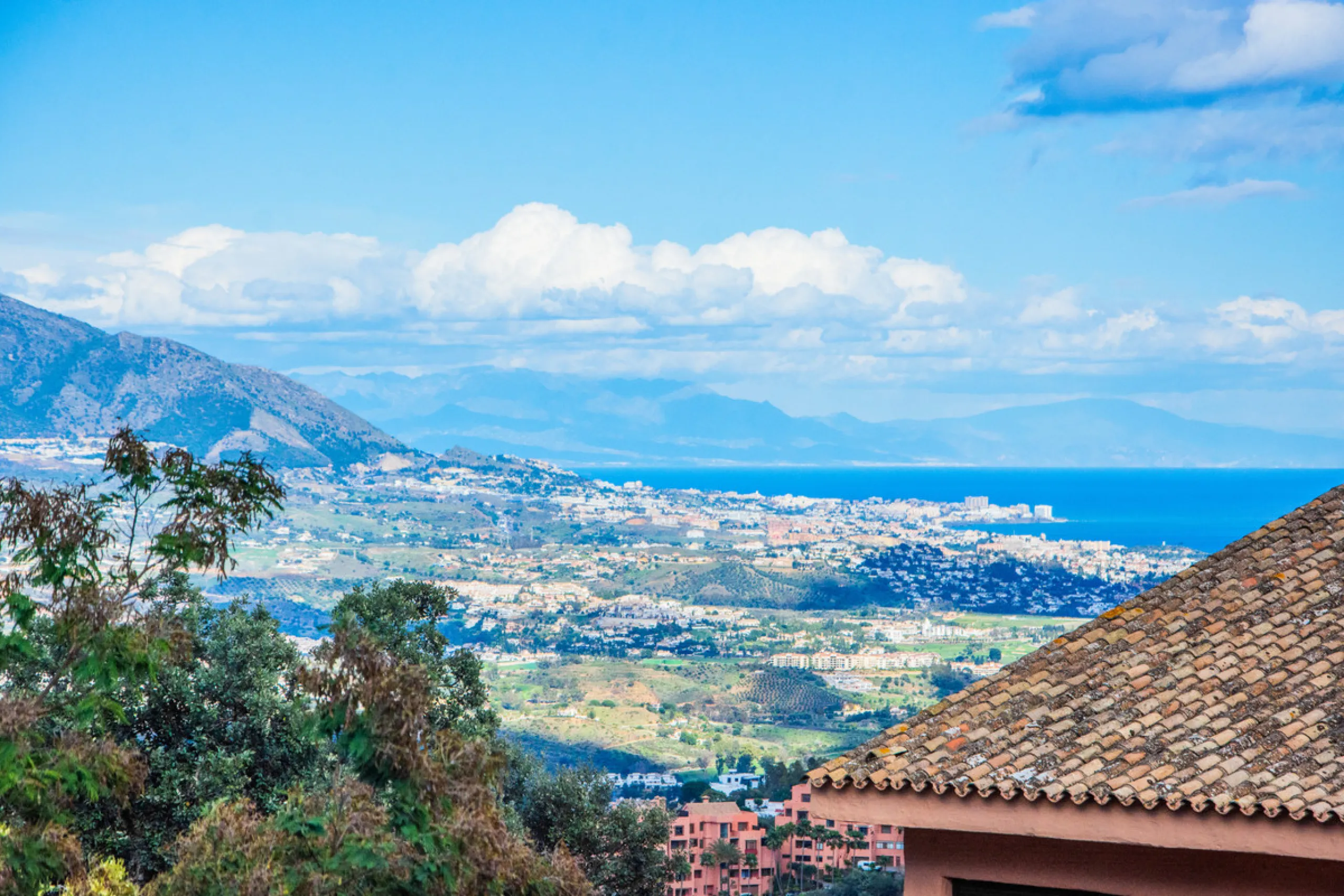 Discover luxury living in this expansive apartment located in La Mairena, boasting a south orientation for abundant natural light and warmth throughout the day. With its own private lift, accessing this exquisite property is effortless and exclusive.