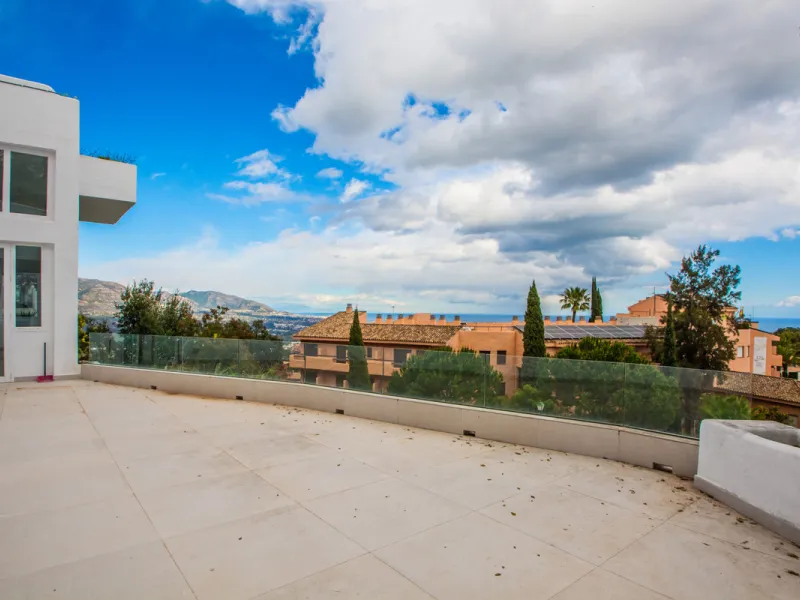 Discover luxury living in this expansive apartment located in La Mairena, boasting a south orientation for abundant natural light and warmth throughout the day. With its own private lift, accessing this exquisite property is effortless and exclusive.