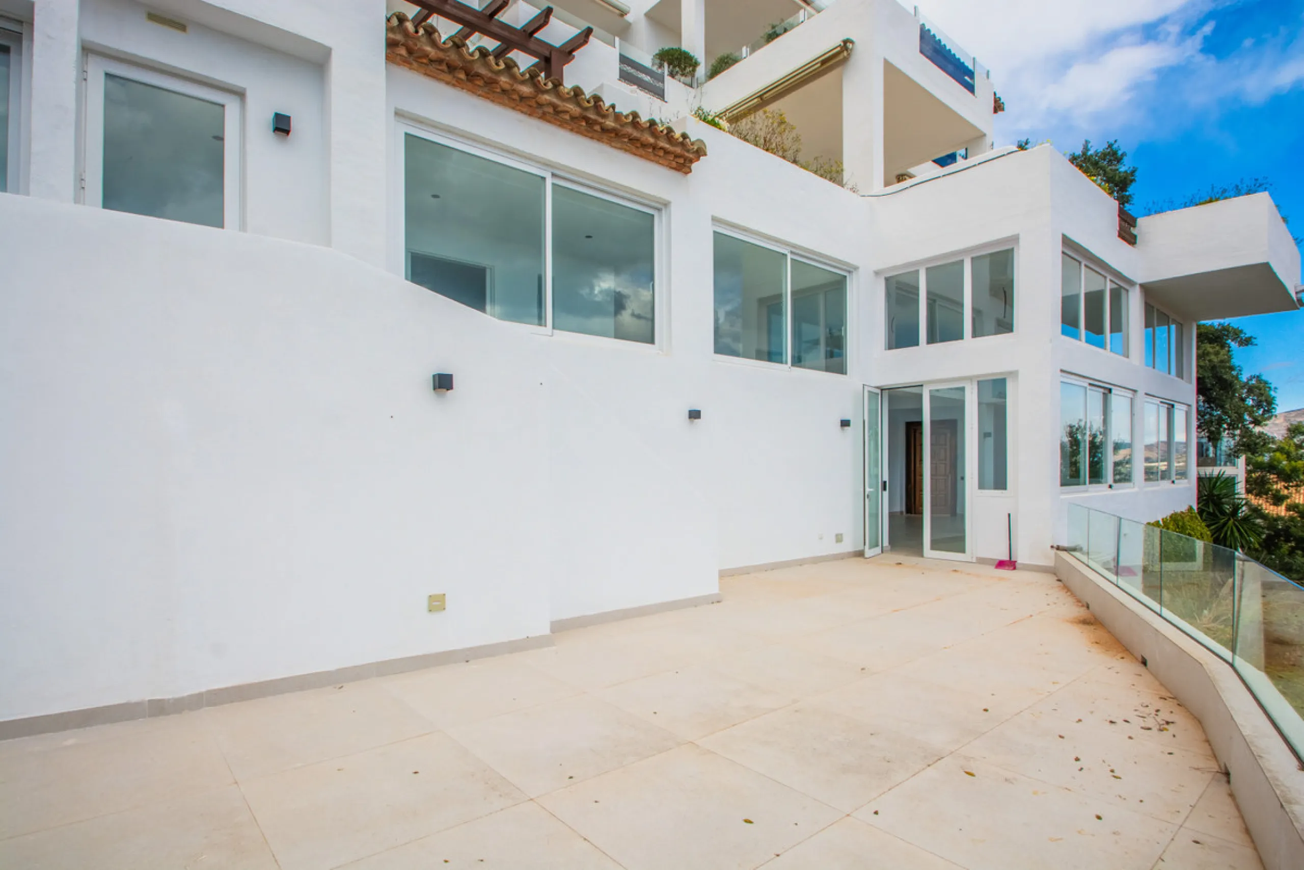 Discover luxury living in this expansive apartment located in La Mairena, boasting a south orientation for abundant natural light and warmth throughout the day. With its own private lift, accessing this exquisite property is effortless and exclusive.