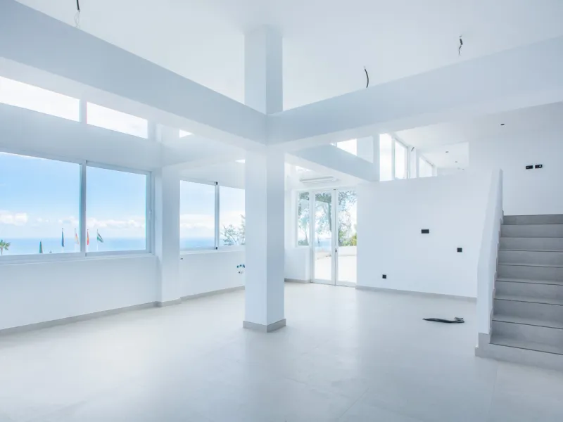 Discover luxury living in this expansive apartment located in La Mairena, boasting a south orientation for abundant natural light and warmth throughout the day. With its own private lift, accessing this exquisite property is effortless and exclusive.