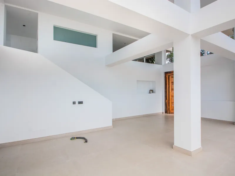 Discover luxury living in this expansive apartment located in La Mairena, boasting a south orientation for abundant natural light and warmth throughout the day. With its own private lift, accessing this exquisite property is effortless and exclusive.