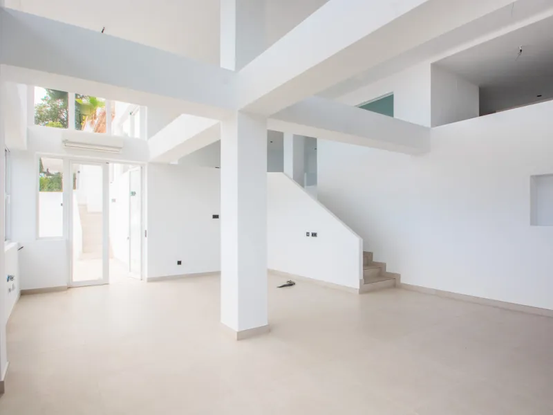 Discover luxury living in this expansive apartment located in La Mairena, boasting a south orientation for abundant natural light and warmth throughout the day. With its own private lift, accessing this exquisite property is effortless and exclusive.