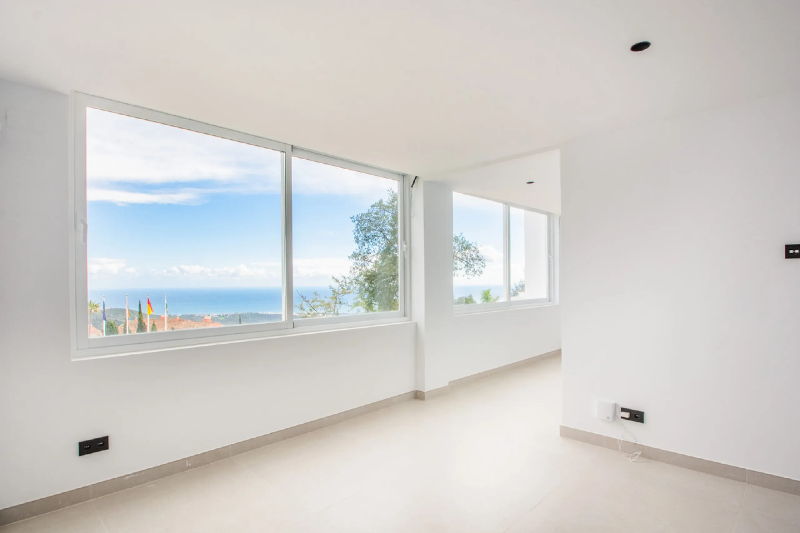 Discover luxury living in this expansive apartment located in La Mairena, boasting a south orientation for abundant natural light and warmth throughout the day. With its own private lift, accessing this exquisite property is effortless and exclusive.