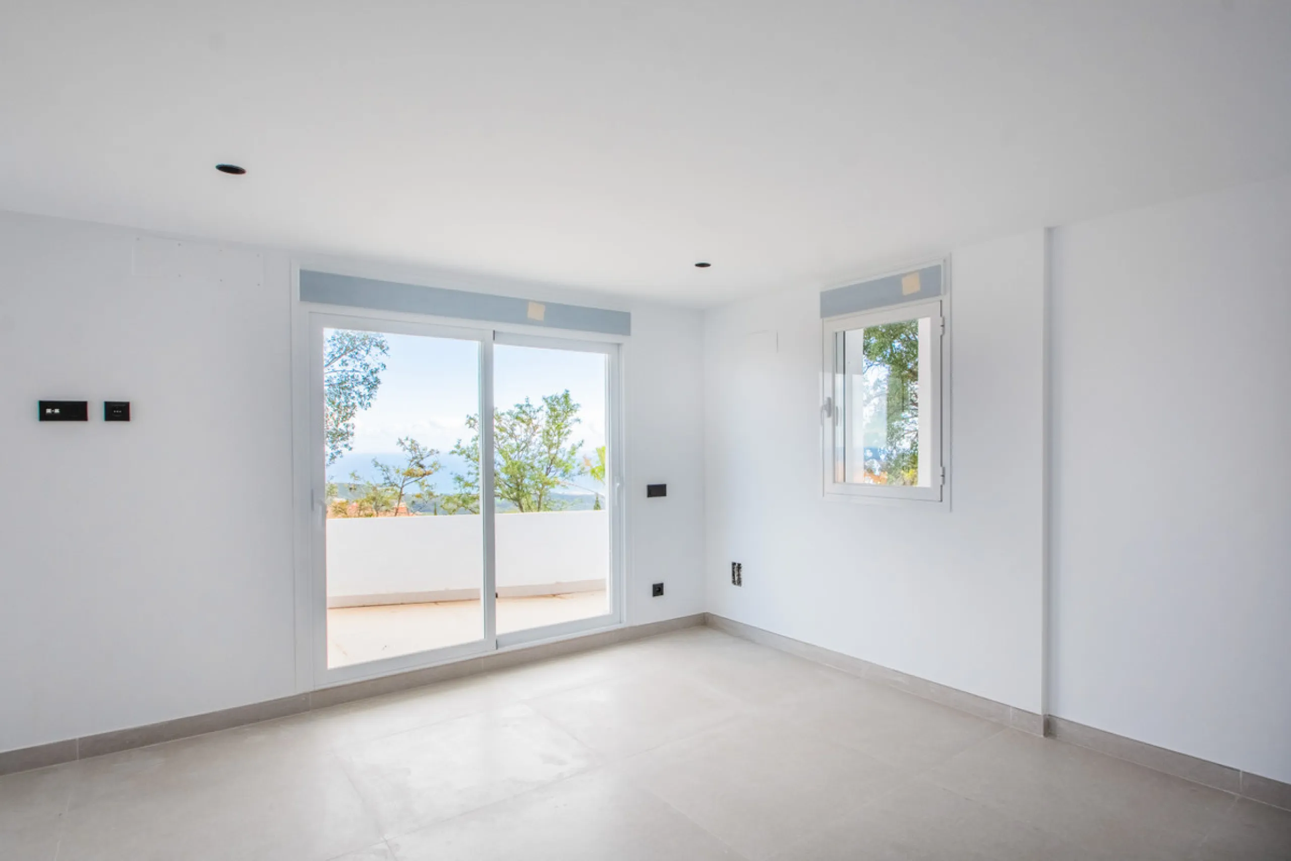Discover luxury living in this expansive apartment located in La Mairena, boasting a south orientation for abundant natural light and warmth throughout the day. With its own private lift, accessing this exquisite property is effortless and exclusive.