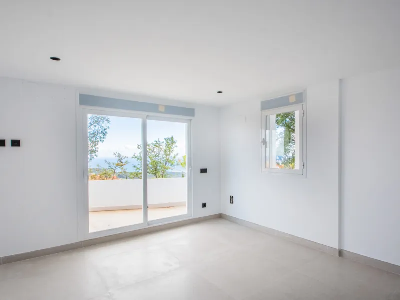Discover luxury living in this expansive apartment located in La Mairena, boasting a south orientation for abundant natural light and warmth throughout the day. With its own private lift, accessing this exquisite property is effortless and exclusive.