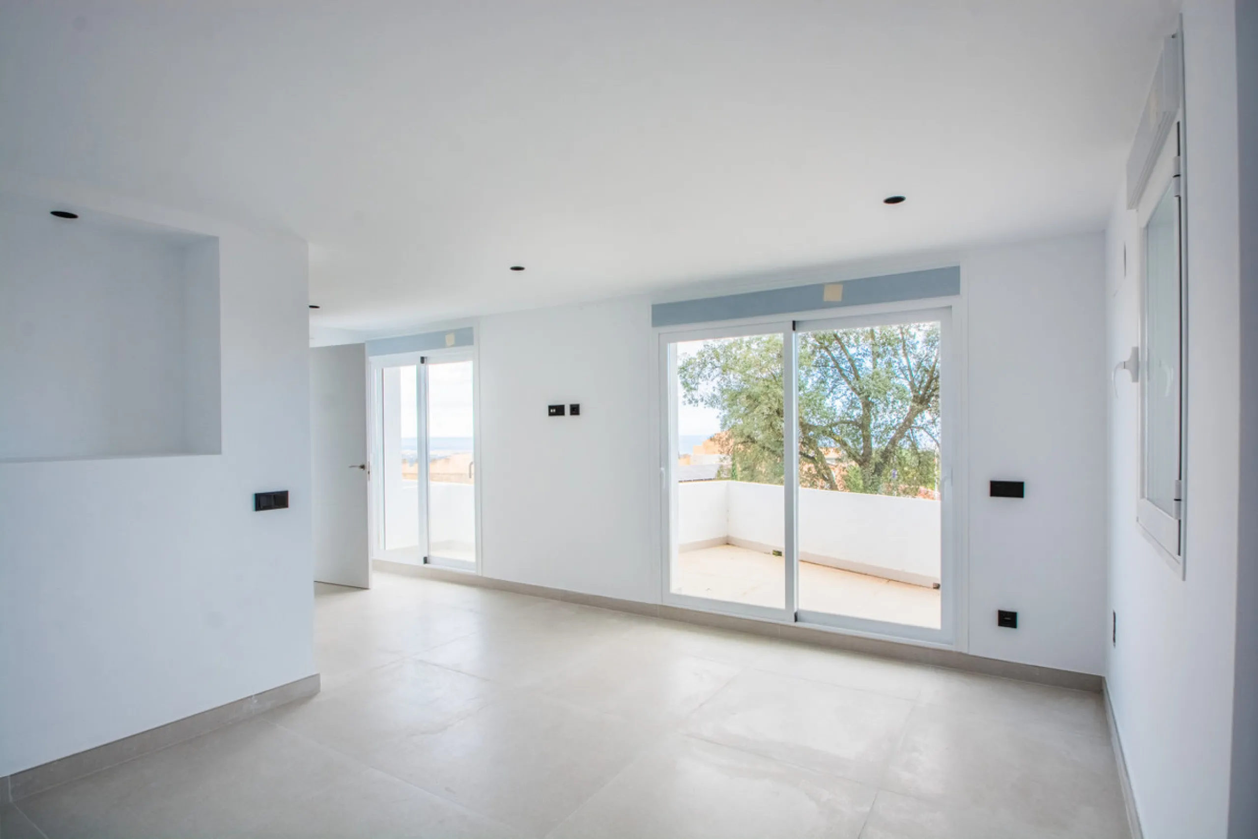 Discover luxury living in this expansive apartment located in La Mairena, boasting a south orientation for abundant natural light and warmth throughout the day. With its own private lift, accessing this exquisite property is effortless and exclusive.