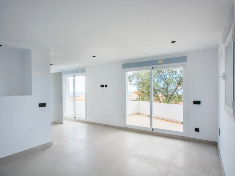 Discover luxury living in this expansive apartment located in La Mairena, boasting a south orientation for abundant natural light and warmth throughout the day. With its own private lift, accessing this exquisite property is effortless and exclusive.