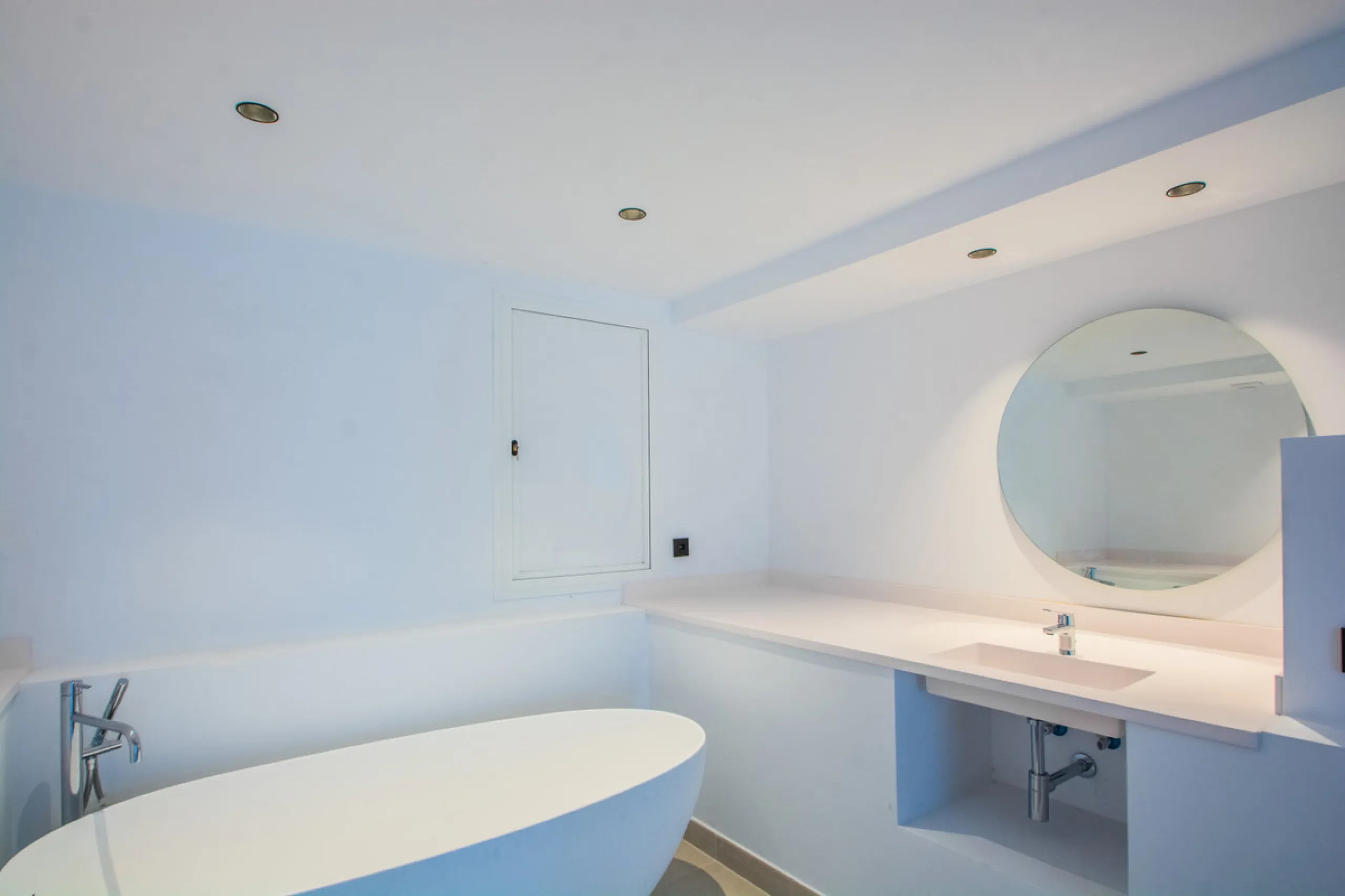Discover luxury living in this expansive apartment located in La Mairena, boasting a south orientation for abundant natural light and warmth throughout the day. With its own private lift, accessing this exquisite property is effortless and exclusive.
