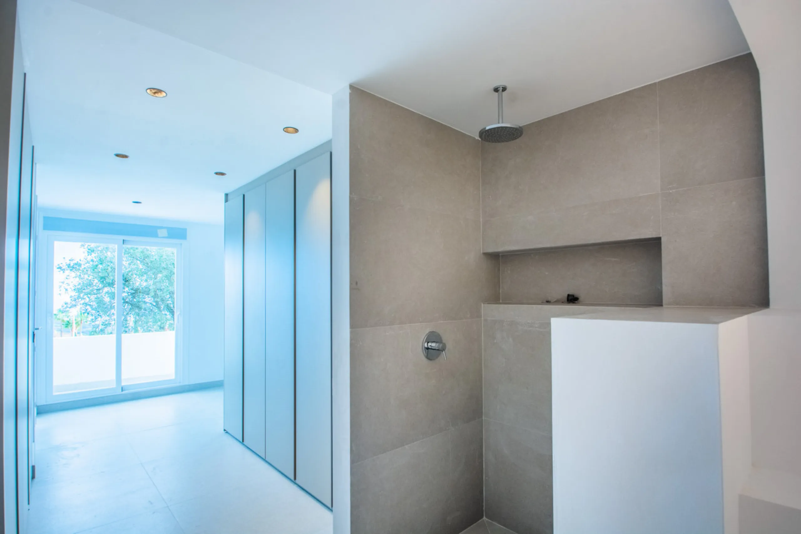 Discover luxury living in this expansive apartment located in La Mairena, boasting a south orientation for abundant natural light and warmth throughout the day. With its own private lift, accessing this exquisite property is effortless and exclusive.