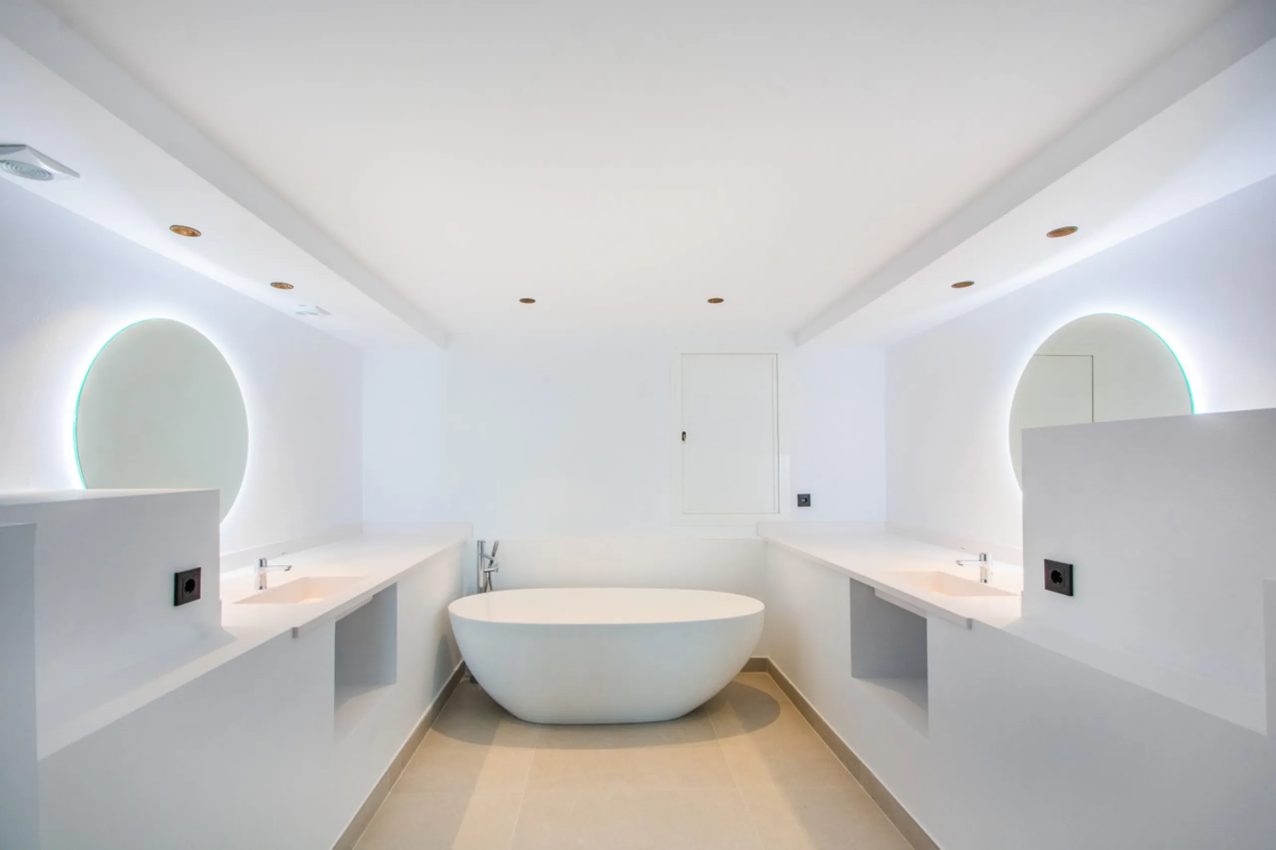 Discover luxury living in this expansive apartment located in La Mairena, boasting a south orientation for abundant natural light and warmth throughout the day. With its own private lift, accessing this exquisite property is effortless and exclusive.