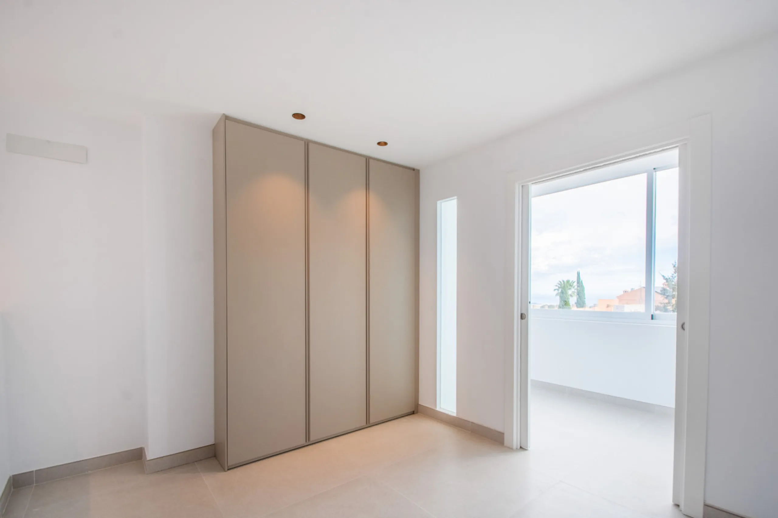 Discover luxury living in this expansive apartment located in La Mairena, boasting a south orientation for abundant natural light and warmth throughout the day. With its own private lift, accessing this exquisite property is effortless and exclusive.