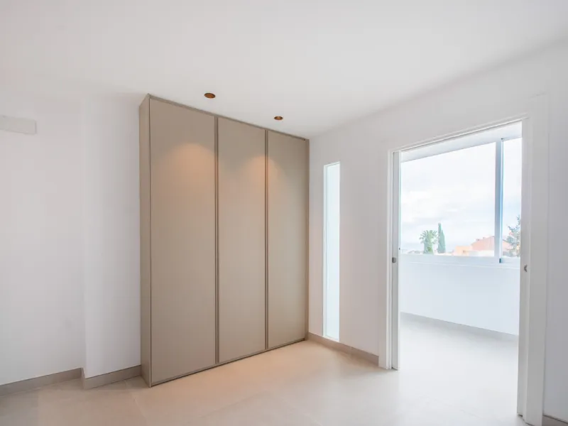Discover luxury living in this expansive apartment located in La Mairena, boasting a south orientation for abundant natural light and warmth throughout the day. With its own private lift, accessing this exquisite property is effortless and exclusive.