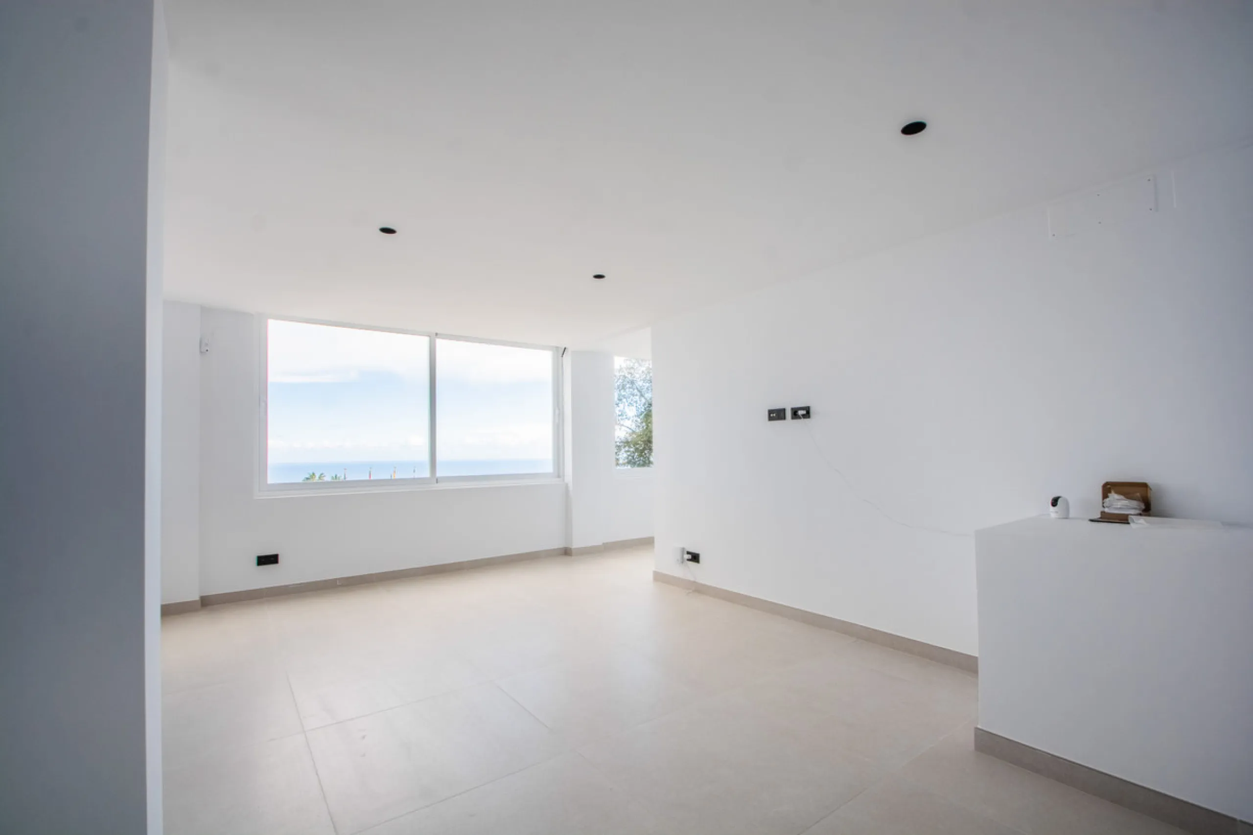 Discover luxury living in this expansive apartment located in La Mairena, boasting a south orientation for abundant natural light and warmth throughout the day. With its own private lift, accessing this exquisite property is effortless and exclusive.