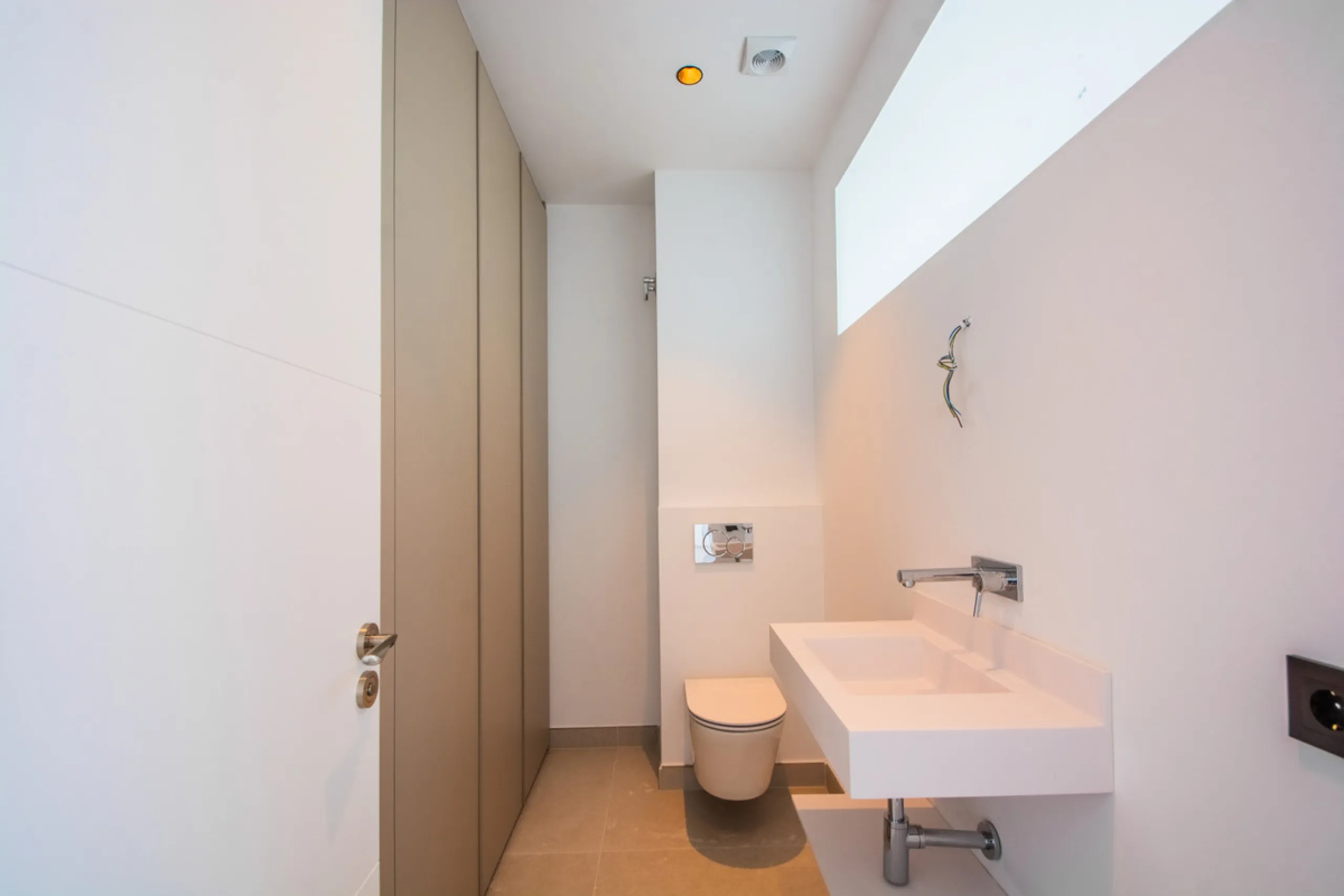 Discover luxury living in this expansive apartment located in La Mairena, boasting a south orientation for abundant natural light and warmth throughout the day. With its own private lift, accessing this exquisite property is effortless and exclusive.