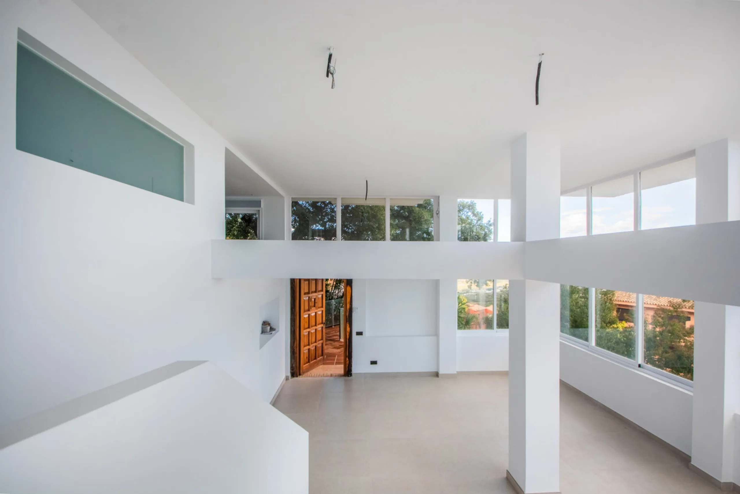 Discover luxury living in this expansive apartment located in La Mairena, boasting a south orientation for abundant natural light and warmth throughout the day. With its own private lift, accessing this exquisite property is effortless and exclusive.