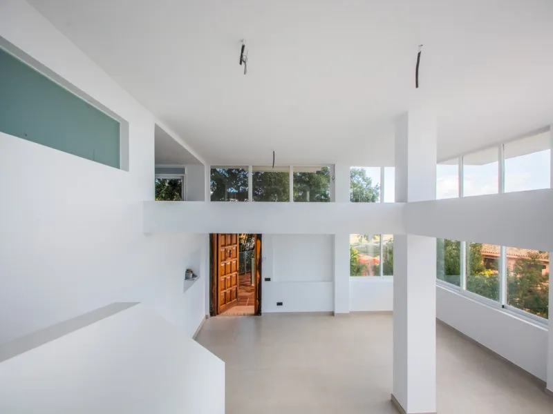 Discover luxury living in this expansive apartment located in La Mairena, boasting a south orientation for abundant natural light and warmth throughout the day. With its own private lift, accessing this exquisite property is effortless and exclusive.