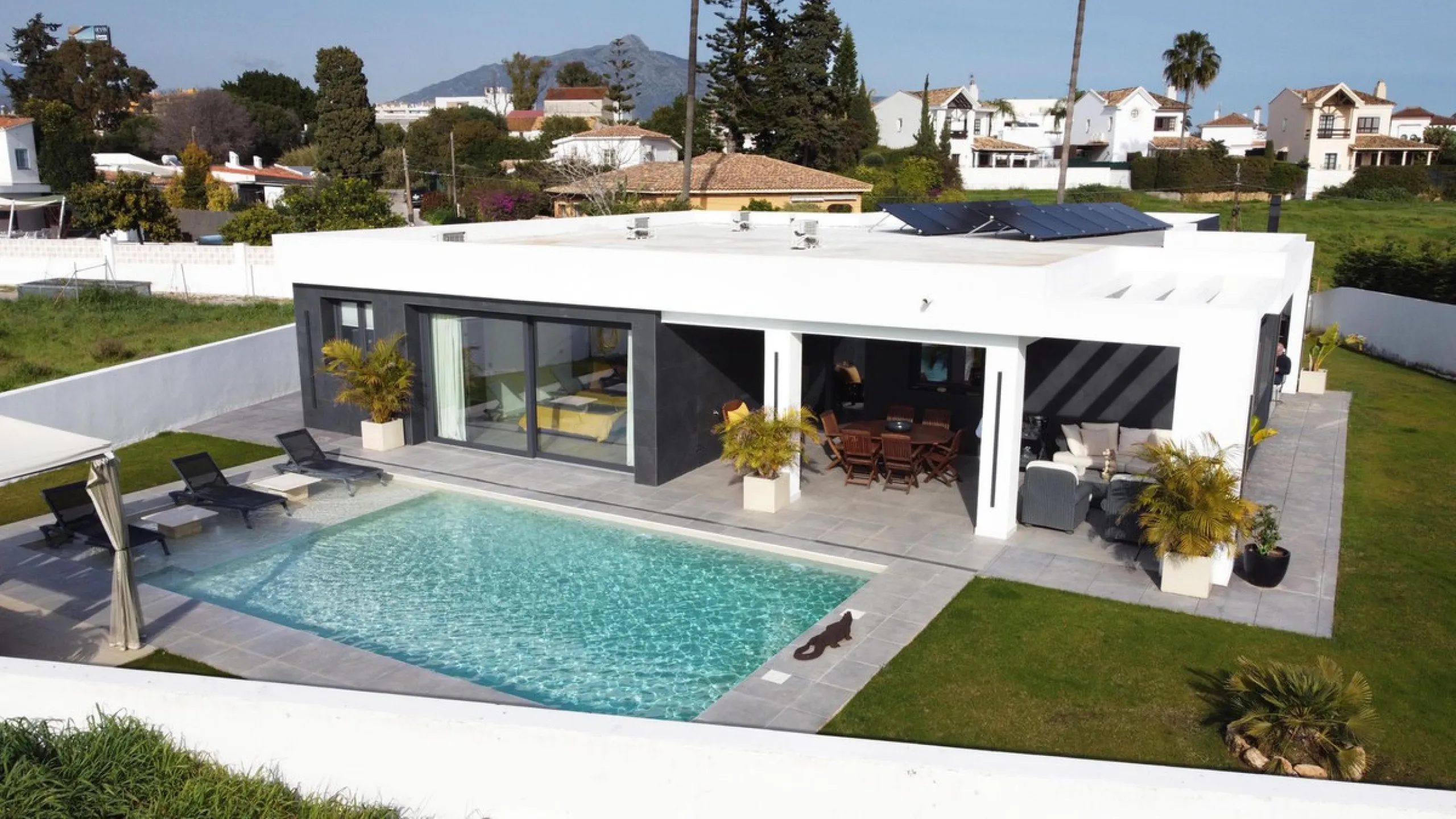 Don´t miss this fantastic villa, beachside of San Pedro de Alcantara
