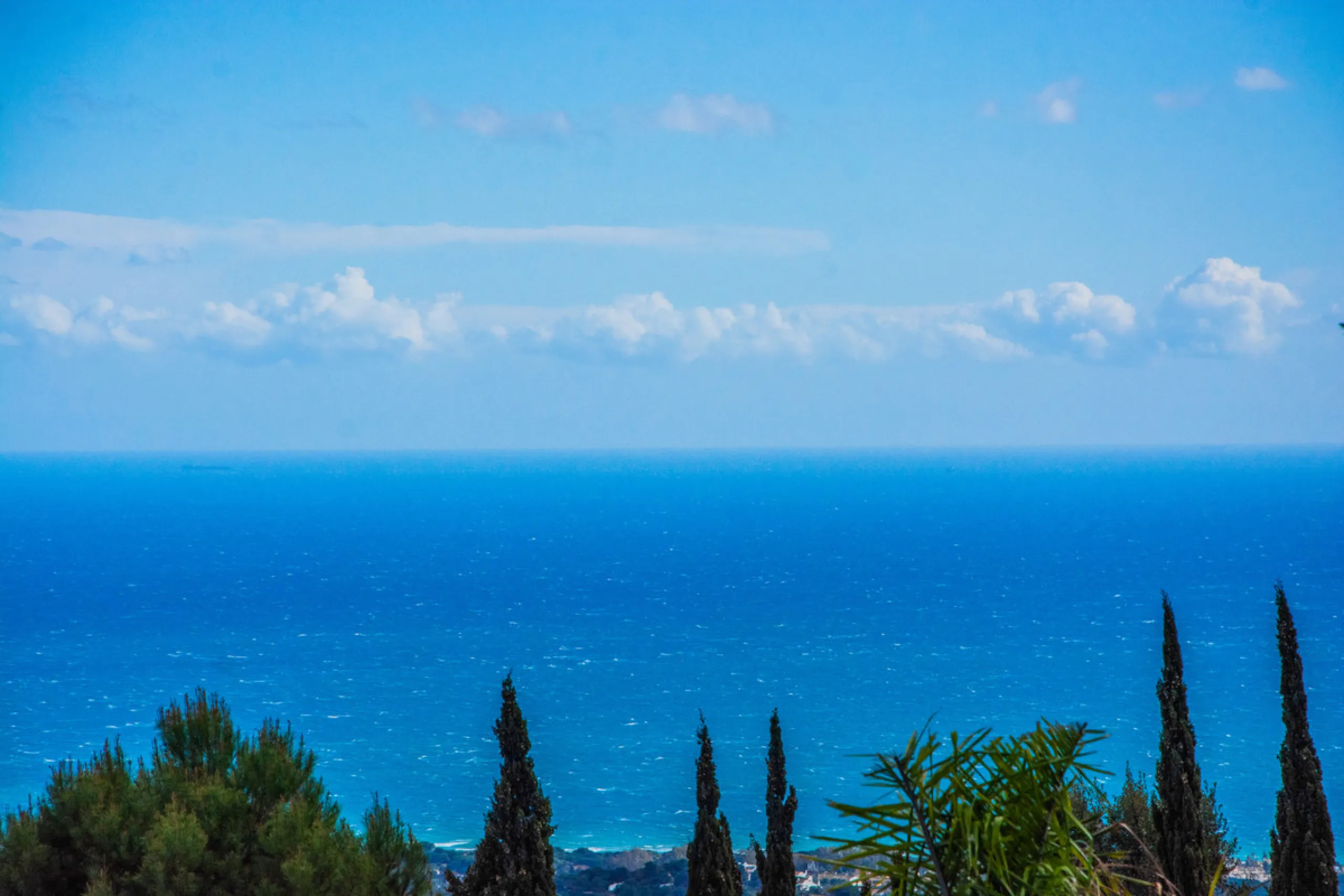 Discover luxury living in this expansive apartment located in La Mairena, boasting a south orientation for abundant natural light and warmth throughout the day. With its own private lift, accessing this exquisite property is effortless and exclusive.