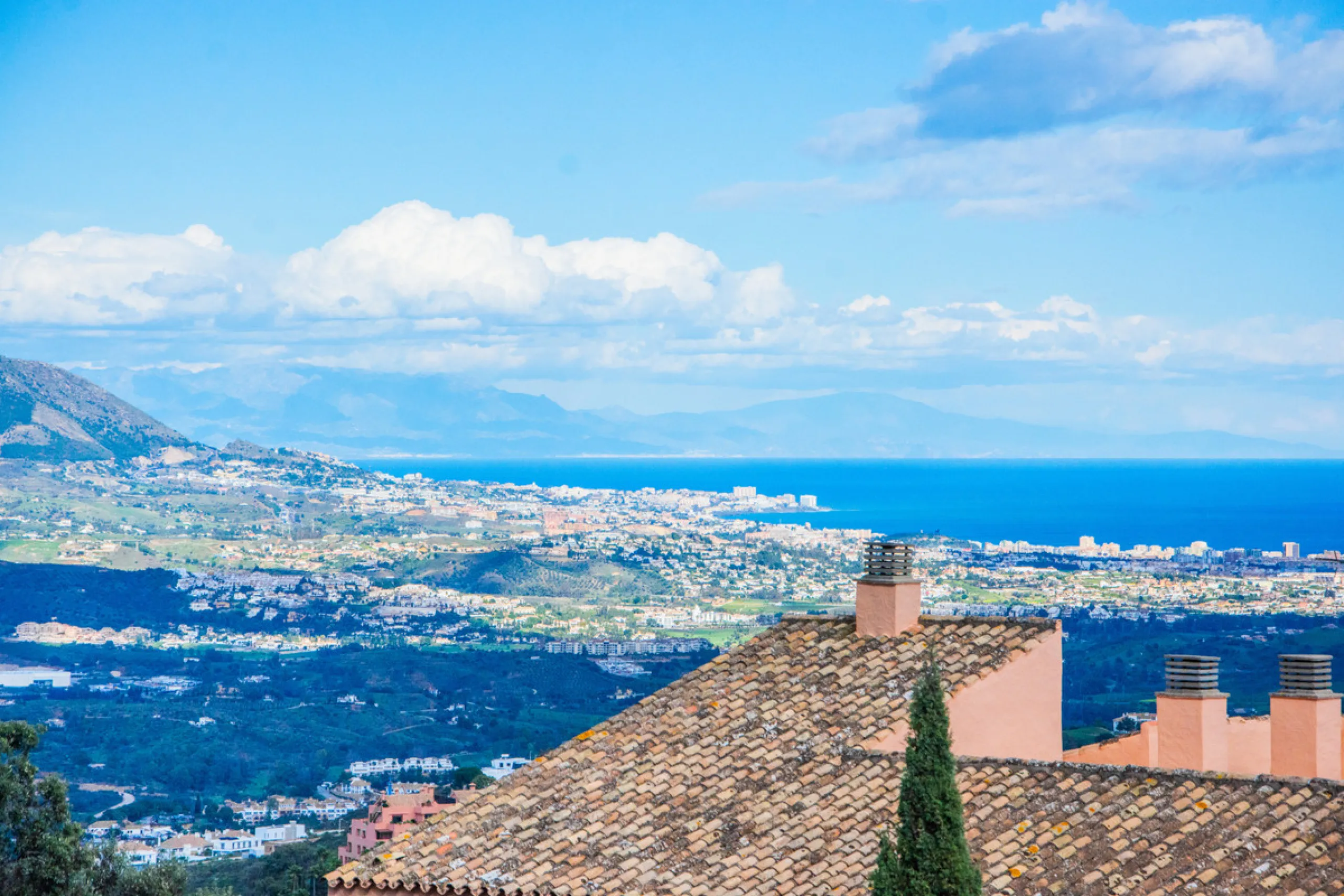Discover luxury living in this expansive apartment located in La Mairena, boasting a south orientation for abundant natural light and warmth throughout the day. With its own private lift, accessing this exquisite property is effortless and exclusive.